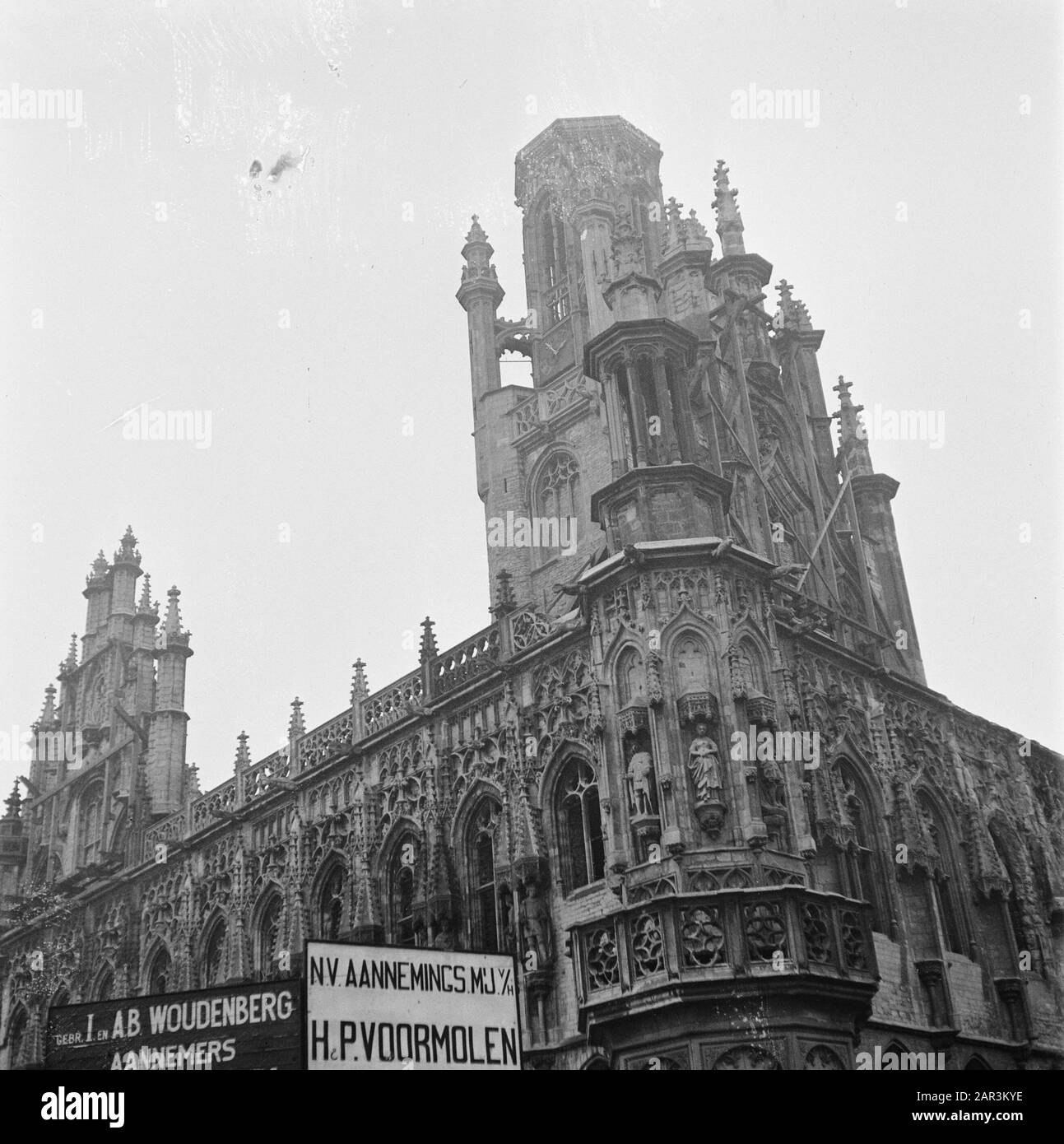 Devastazioni: Middelburg il municipio gravemente danneggiato di Middelburg dopo la battaglia della Scheldemonding. Date: 1945 Location: Middelburg, Walcheren, Zeeland Keywords: World War Ii, Destruction Foto Stock
