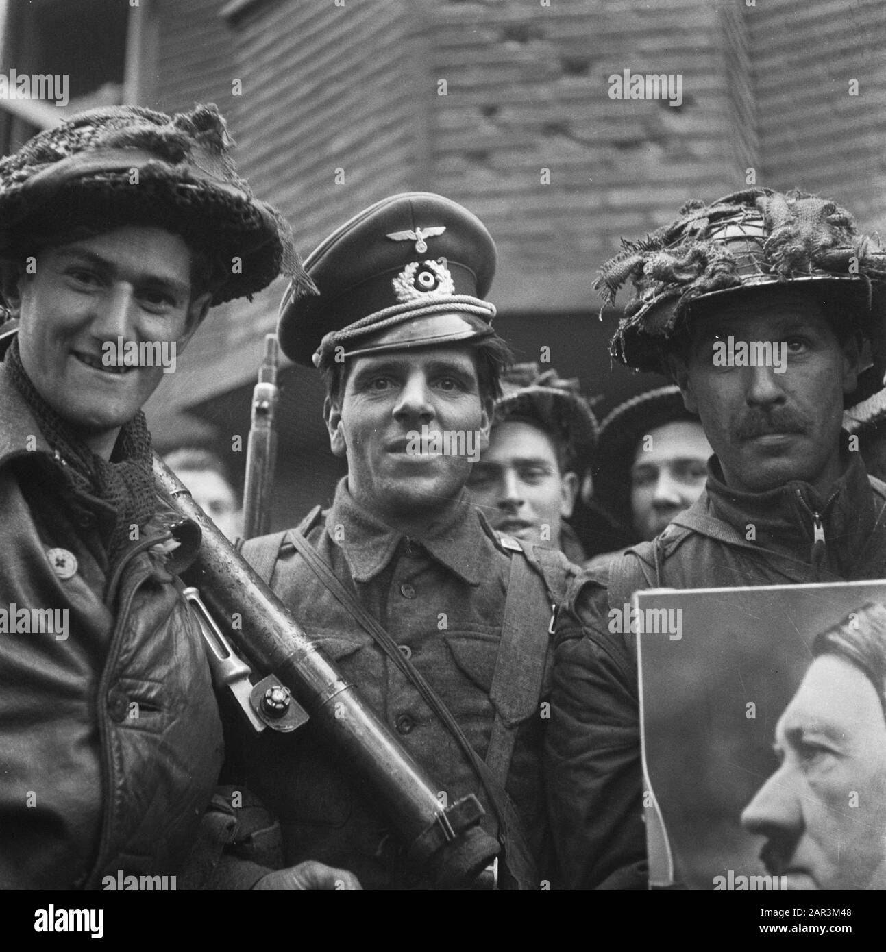 Front North-East Netherlands: Enschede - Hengelo [Battle and Liberation  Achterhoek (1 aprile 1945), Enschede (1 aprile 1945), Hengelo (3 aprile  1945)] un militare britannico decorato con un cappello di ufficiale  tedesco; un