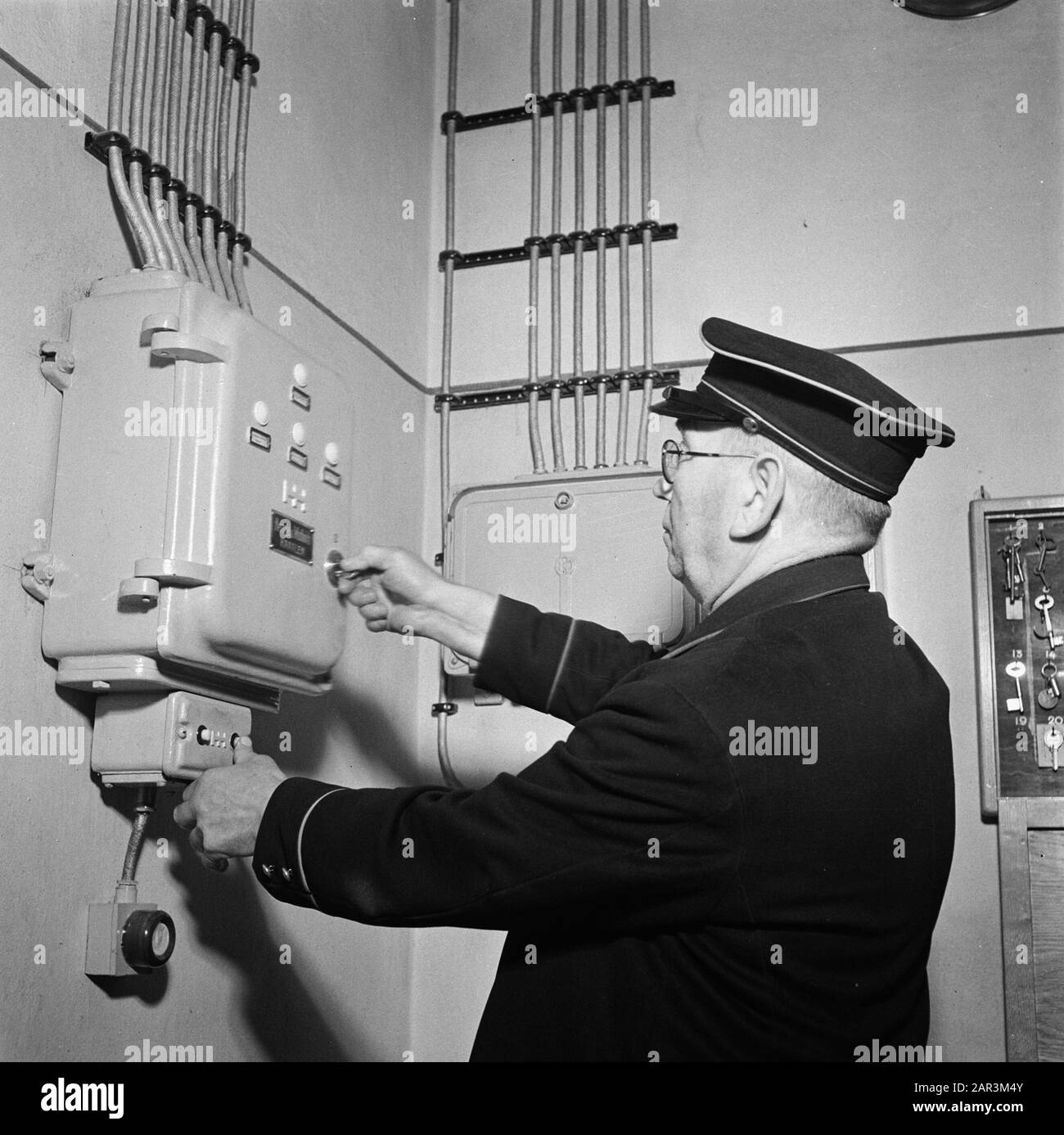 Art: Art Treasures St. Pietersberg [Suppoost mette una chiave di avviamento in un dispositivo] Data: 27 luglio 1945 luogo: Maastricht Parole Chiave: Art, seconda guerra mondiale Foto Stock