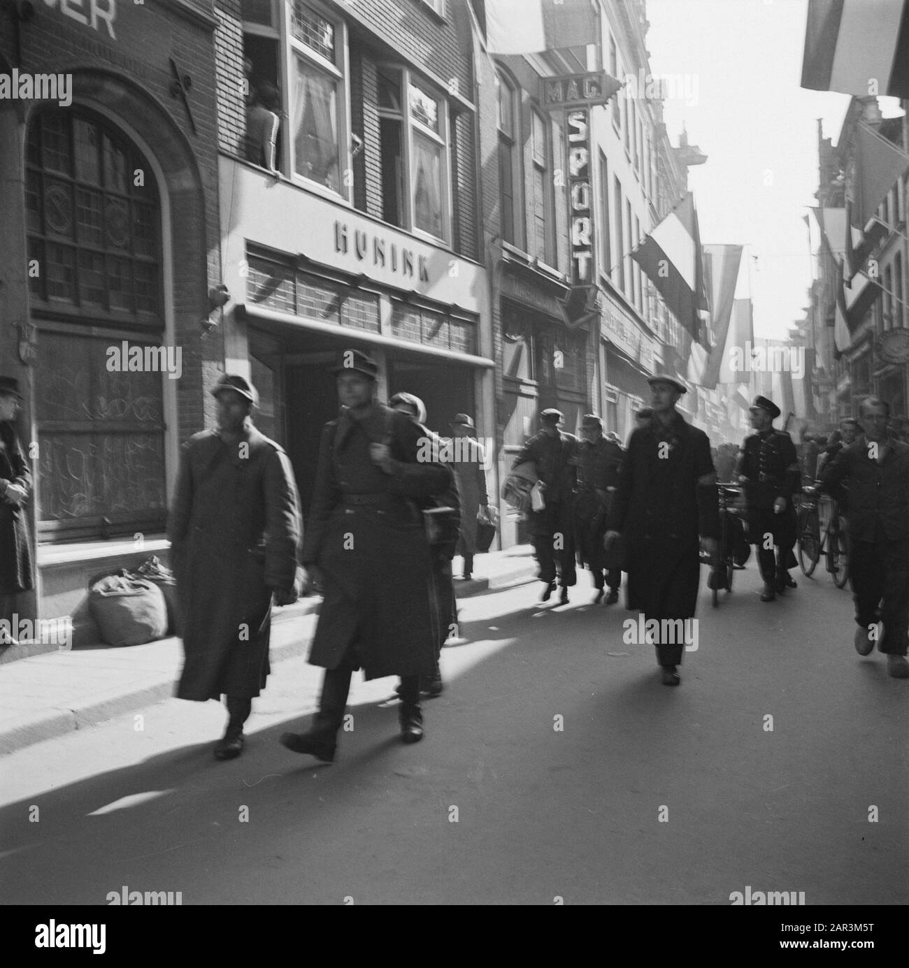 Front North-East Netherlands: Deventer i soldati tedeschi sono dimessi Data: 11 april 1945 luogo: Deventer, Overijssel Parole Chiave: Liberation, Military Foto Stock