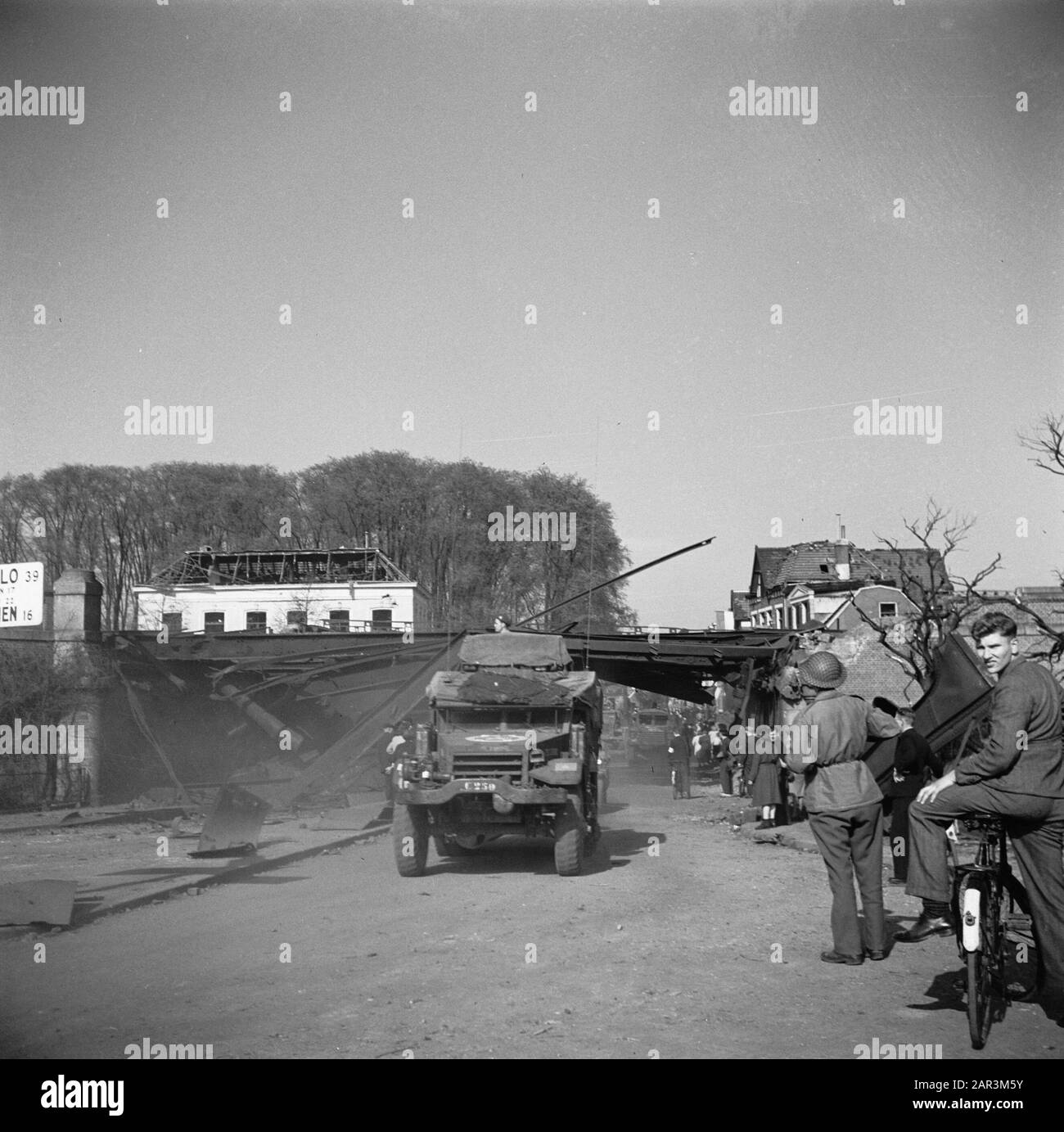 Front North-East Netherlands: Deventer Truppe della Terza Divisione di fanteria canadese (Queen's Own Fuces of Canada Regiment) passando pesantemente danneggiato viadotto ferroviario Data: 11 aprile 1945 posizione: Deventer, Overijssel Parole Chiave: Militare, mezzi di trasporto, viadotti Foto Stock