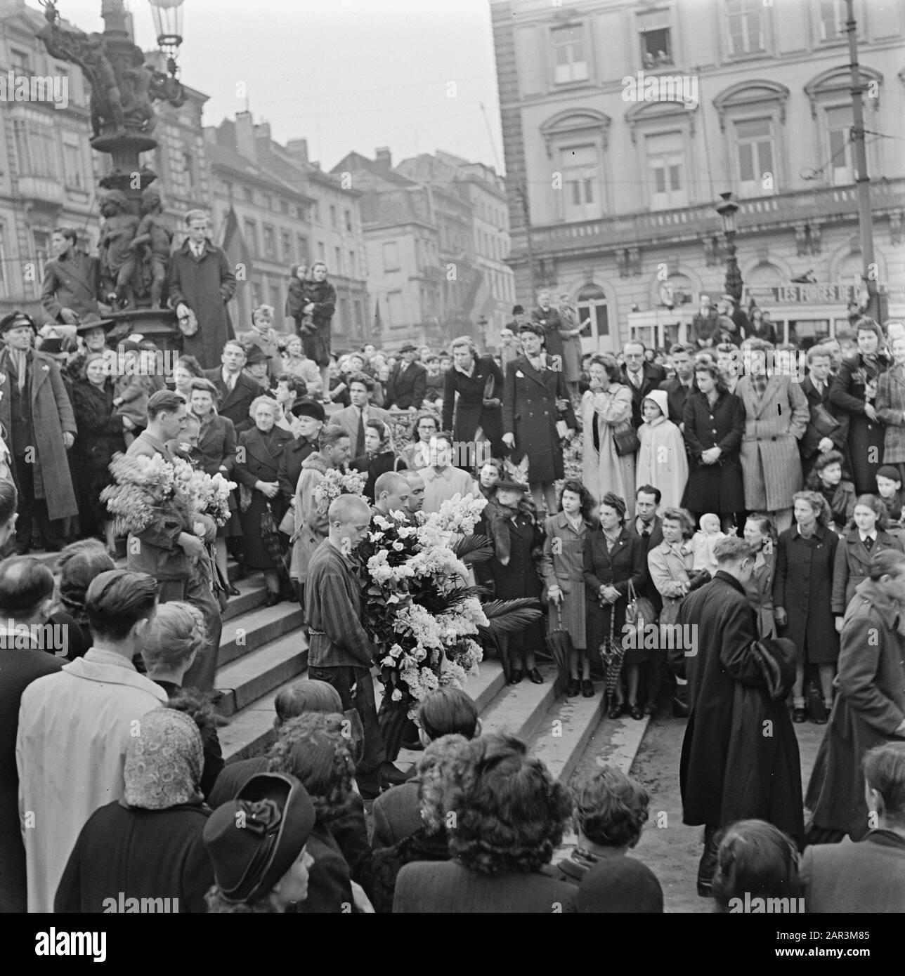 Festival di liberazione: Belgio Bruxelles Wreath deposizione di prigionieri politici francesi liberati sulla tomba del Milite Ignoto a Bruxelles. Data: Aprile 1945 luogo: Bruxelles Parole Chiave: Partiti di liberazione, prigionieri, wreaths, Seconda guerra mondiale Foto Stock