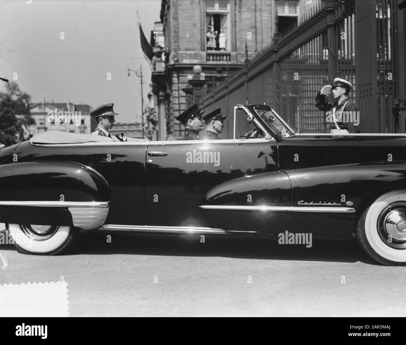 Successione di re Baudouin Belgio. King in car Data: 15 luglio 1951 luogo: Belgio Parole Chiave: Auto, tour di guida, incontri al trono, case reali Nome personale: Boudewijn, re del Belgio Foto Stock