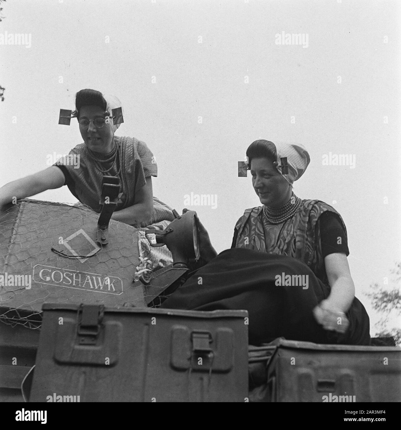 Gioia di liberazione: Donne Amersfoort in costume su un veicolo corazzato. Annotazione: Sembra Costume Zeeland! Veicolo blindato porta il nome Goshawk Data: 7 maggio 1945 luogo: Amersfoort Parole Chiave: Costume, Seconda guerra mondiale, veicoli Foto Stock
