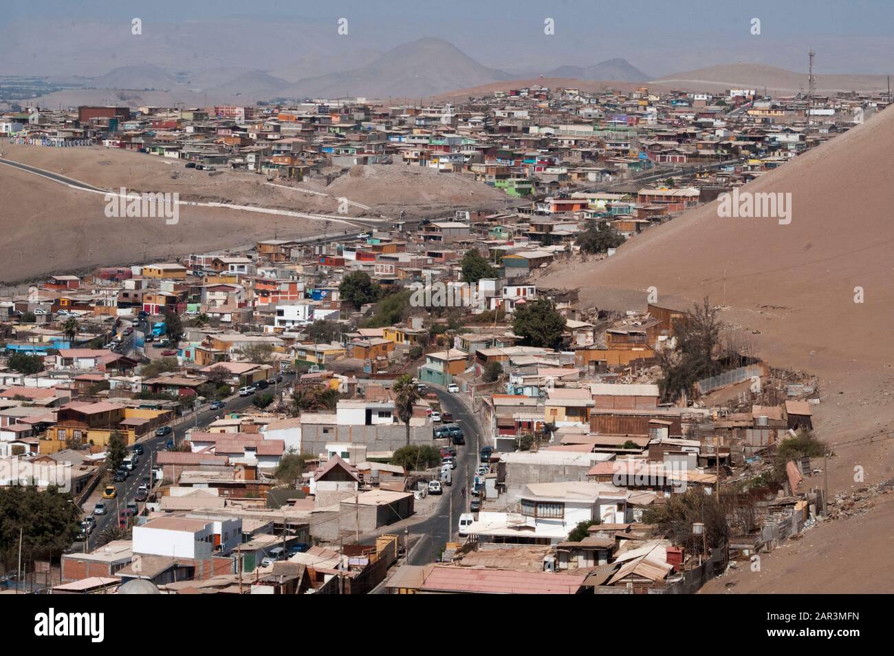 Ammira l'entroterra sulla città cilena di Arica da El Morro, la punta catturata dalle forze peruviane nel 1880 Foto Stock