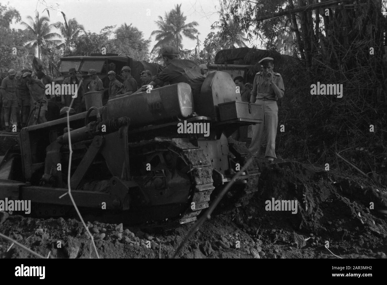 Pojon e dintorni, a ovest di Batoe A Pendjon e sulla strada per Modjokerto-Modyoagoeng sono stati scavati numerosi buchi nelle strade da forze repubblicane e ponti distrutti. Data: 3 Gennaio 1948 Località: Indonesia, Java, Indie Orientali Olandesi Foto Stock