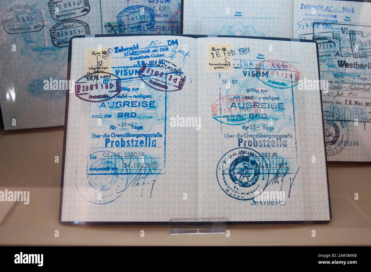 Il visto di uscita viene visualizzato a Tranenpalast o al Palazzo di Tears, l'ex checkpoint di controllo del confine tedesco-orientale presso la stazione ferroviaria di Friedrichstrasse, Berlino. Foto Stock