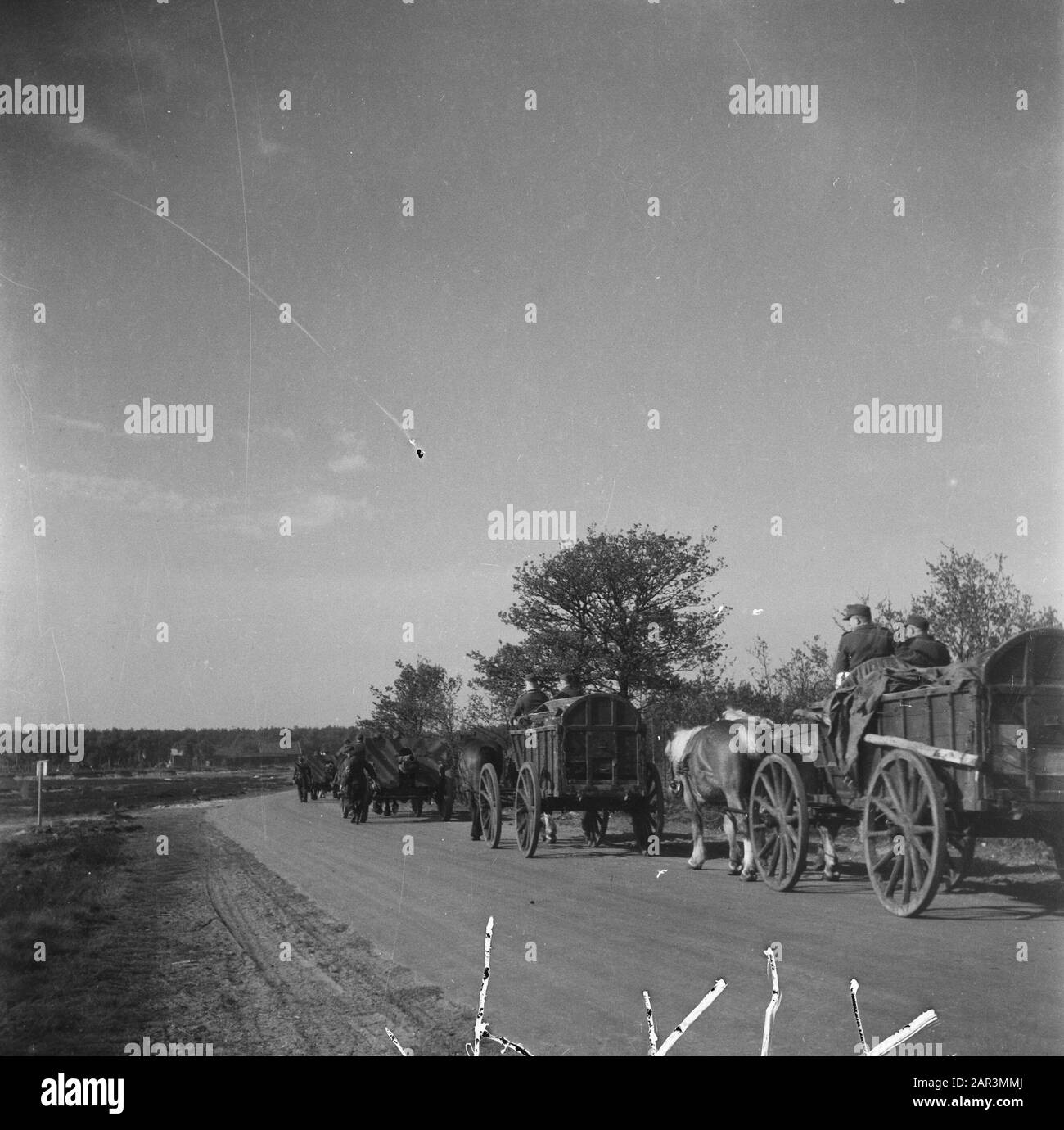 Capitolazione: Armi di spedizione Soest da parte dei tedeschi. Armi sulla loro strada per il deposito di armi a Soest, dove i tedeschi devono consegnare le loro armi Data: 10 maggio 1945 luogo: Soest, Utrecht (provincia) Parole Chiave: Militare, trasporto, armi Foto Stock