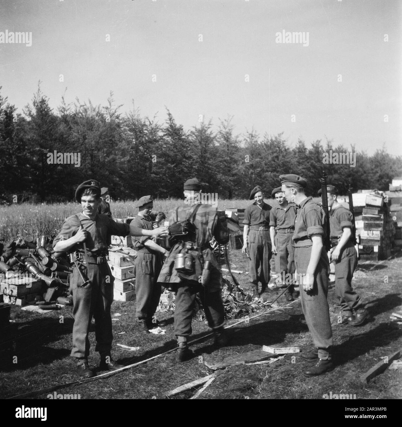 Capitolazione: Armi di spedizione Soest da parte dei tedeschi. Il deposito di armi a Soest, dove i tedeschi devono consegnare le loro armi Data: 10 maggio 1945 luogo: Soest, Utrecht (provincia) Parole Chiave: Militare, armi Foto Stock