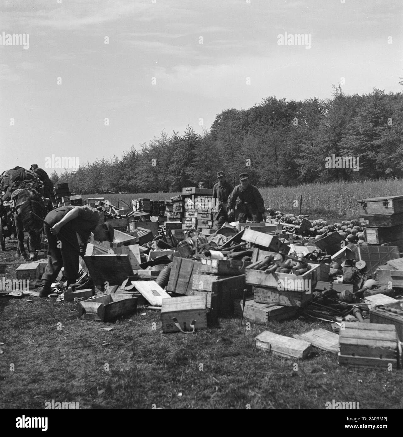 Capitolazione: Soest il deposito di armi a Soest, dove i tedeschi devono mano nelle loro armi Annotazione: Giubbotti con munizioni, armature e granate a mano Data: Maggio 1945 luogo: Soest, Utrecht (provincia) Parole Chiave: Militare, armi Foto Stock