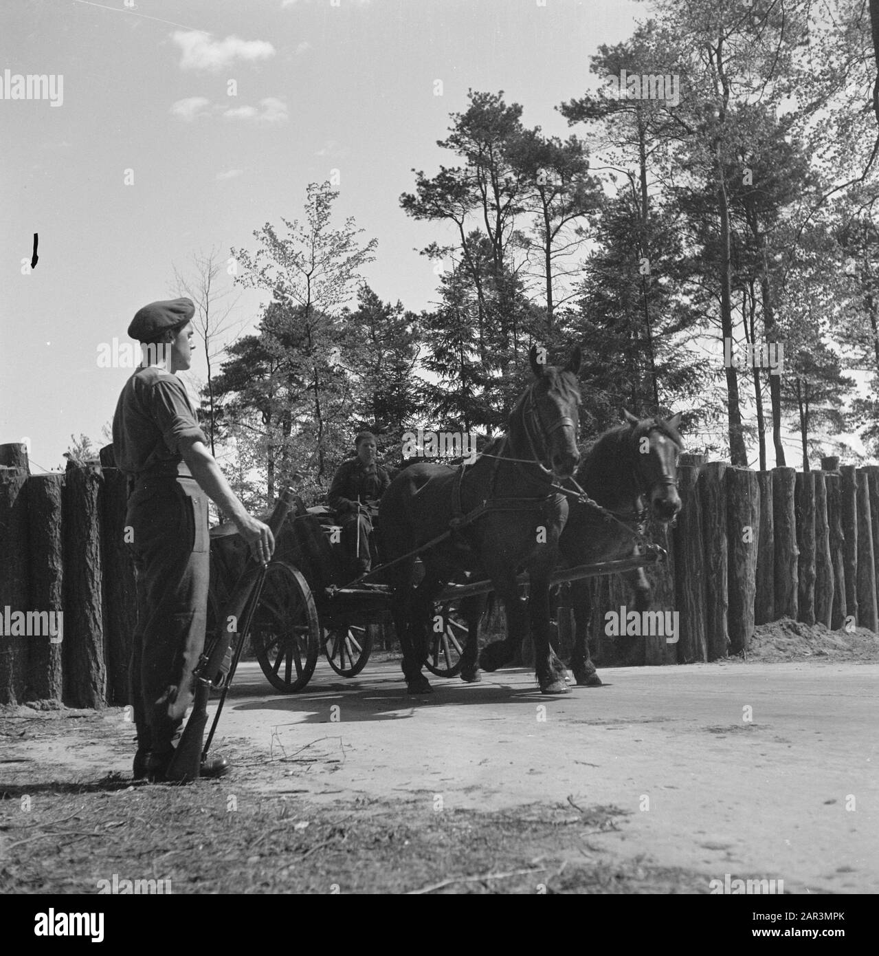 Capitolazione: Soest il deposito di armi a Soest, dove i tedeschi devono consegnare le loro armi Data: 10 maggio 1945 luogo: Soest, Utrecht (provincia) Parole Chiave: Militare, armi Foto Stock