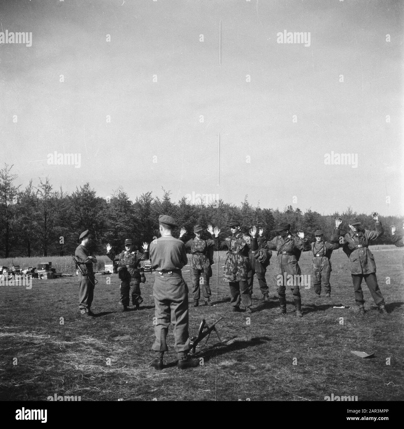 Capitolazione: Armi di spedizione Soest da parte dei tedeschi. Soldati tedeschi nel deposito di armi a Soest, dove i tedeschi devono consegnare le loro armi Annotazione: Soldati Luftwaffe, probabilmente della 6 Fallschirmjäger Divisione Dat:10 Maggio 1945 Ubicazione: Soest, Utrecht (provincia) Parole Chiave: Soldati, armi Foto Stock