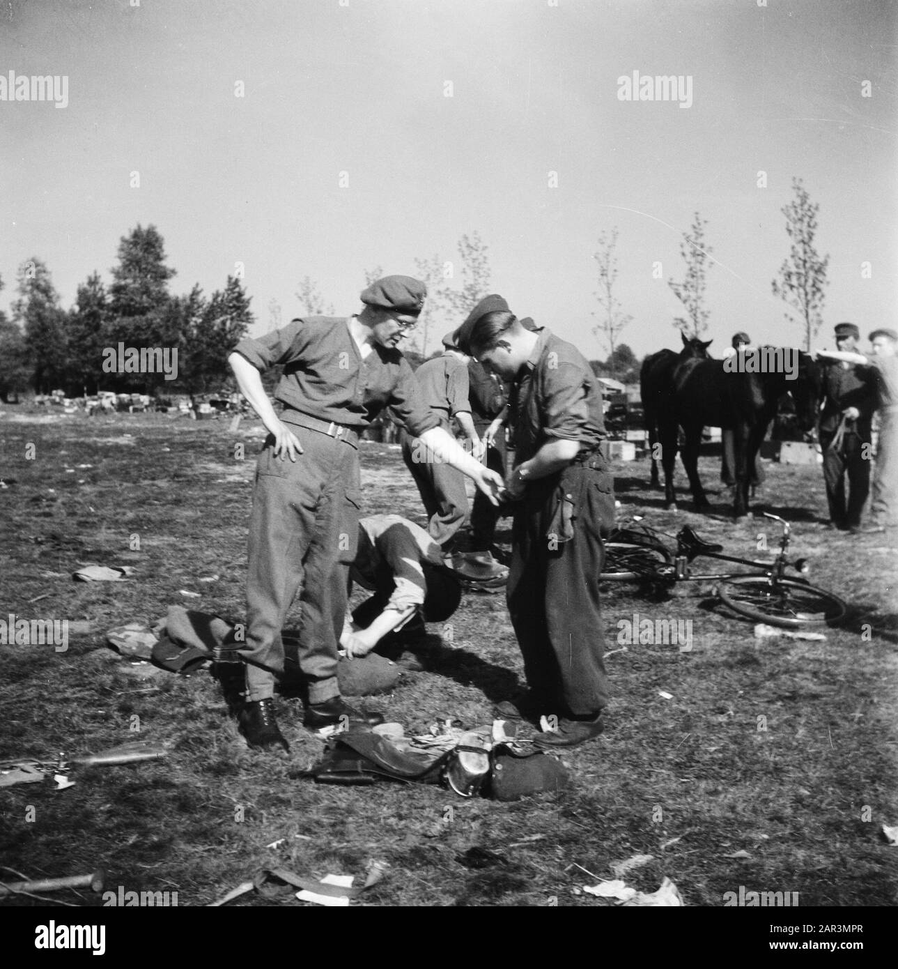 Capitolazione: Armi di spedizione Soest da parte dei tedeschi. I soldati britannici della divisione Polar Bear disarmano più di 10.000 soldati tedeschi nel comune di Soest. Tutto è stato cercato a fondo per armi e munizioni. Data: 10 maggio 1945 luogo: Soest, Utrecht (provincia) Parole Chiave: Militare, armi Foto Stock