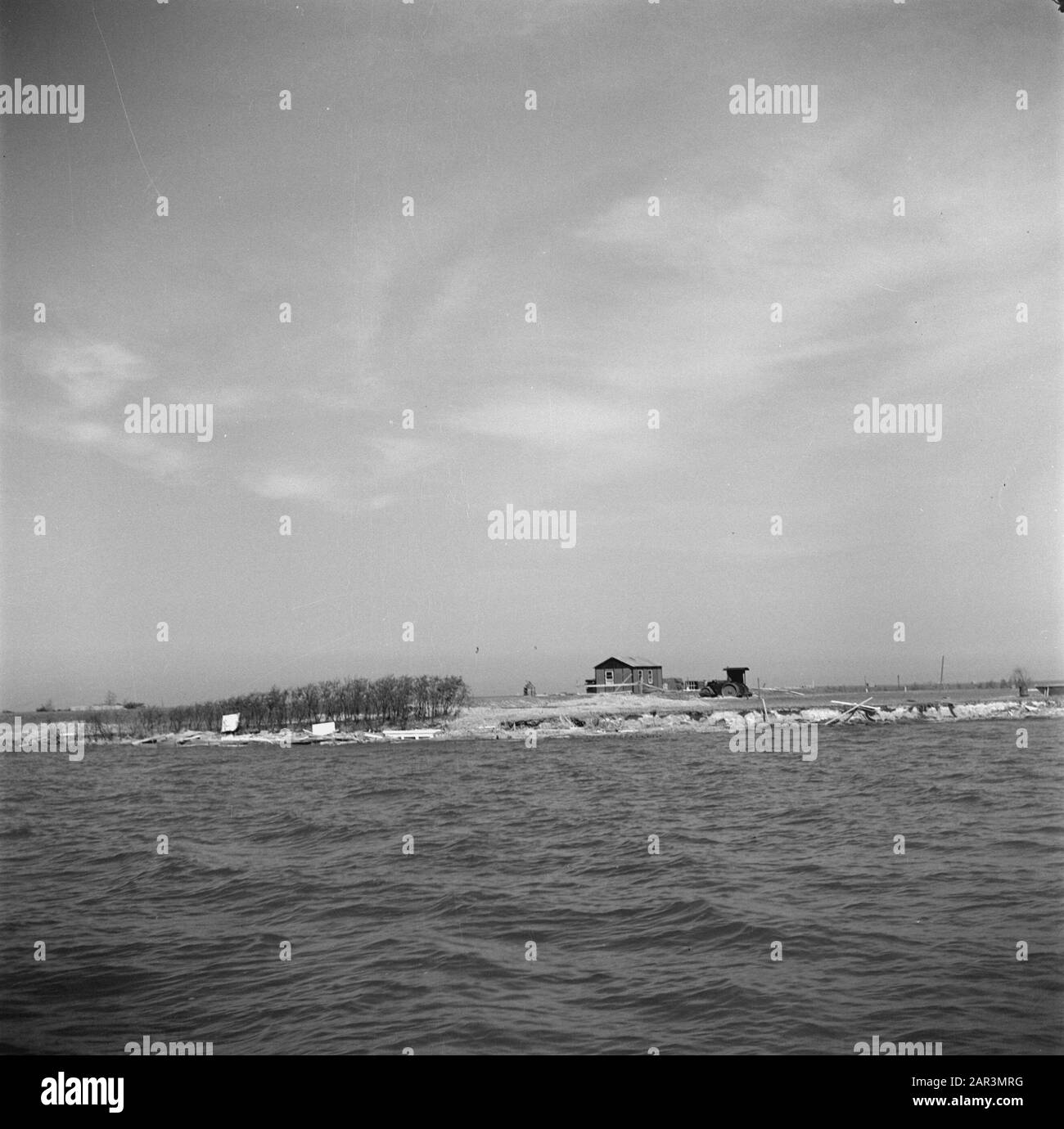 Vernielingen: Wieringermeer alluvione del Wieringmeerpolder. Il 17 aprile 1945, i tedeschi attraversarono la diga che separa il Wieringermeer dall'Ijsselmeer. Data: Maggio 1945 luogo: Wieringermeer Parole Chiave: Inundations, inondazioni, devastazioni Foto Stock