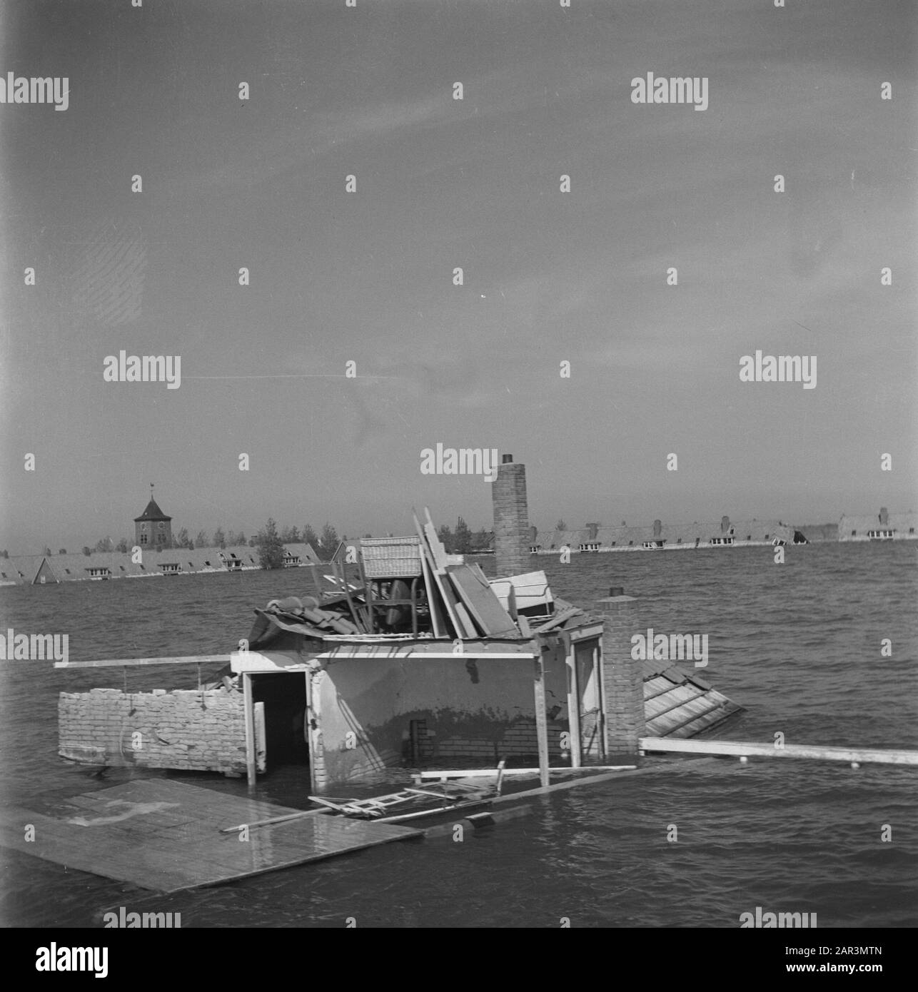 Vernielingen: Wieringermeer alluvione del Wieringmeerpolder. Il 17 aprile 1945, i tedeschi attraversarono la diga che separa il Wieringermeer dall'Ijsselmeer. Data: Maggio 1945 luogo: Wieringermeer Parole Chiave: Inundations, inondazioni, devastazioni Foto Stock