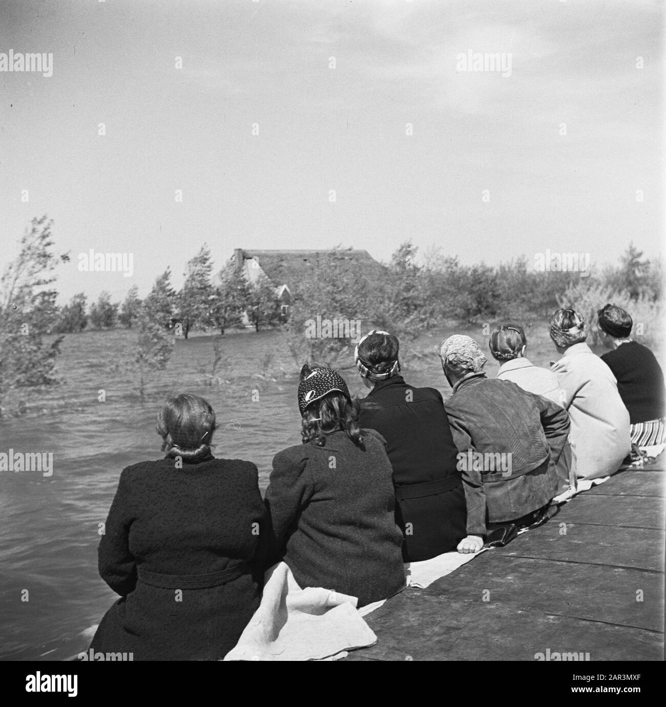 Vernielingen: Wieringermeer alluvione del Wieringmeerpolder. Il 17 aprile 1945, i tedeschi attraversarono la diga che separa il Wieringermeer dall'Ijsselmeer. Annotazione: Gruppo di donne guarda il danno dal ponte di una nave Data: Maggio 1945 luogo: Wieringermeer Parole Chiave: Inundations, inondazioni, devastazioni Foto Stock
