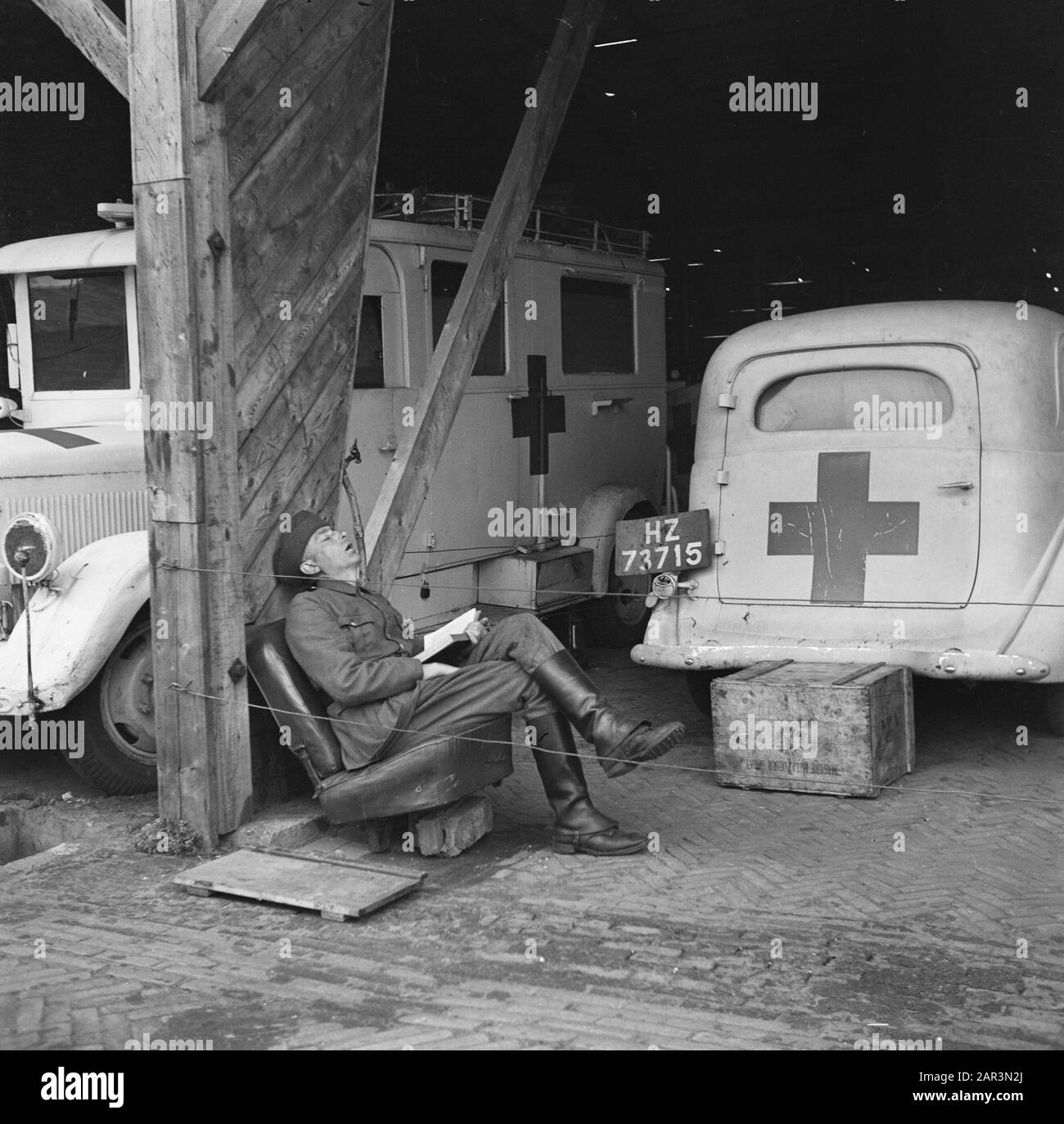 Capitolazione: Harskamp [campo in cui gli SS e i Landwachters sono stati internati] una guardia nel trasporto malato dorme Annotazione: In questo campo circa 4000 prigionieri olandesi SS (tra cui Army, Landstorm, Viking, Germania, Holl. Grüne Polizei etc.) in attesa di processo Data: Giugno 1945 luogo: Gelderland, Harskamp Parole Chiave: Campi di internamento, prigionieri di guerra, militare Foto Stock