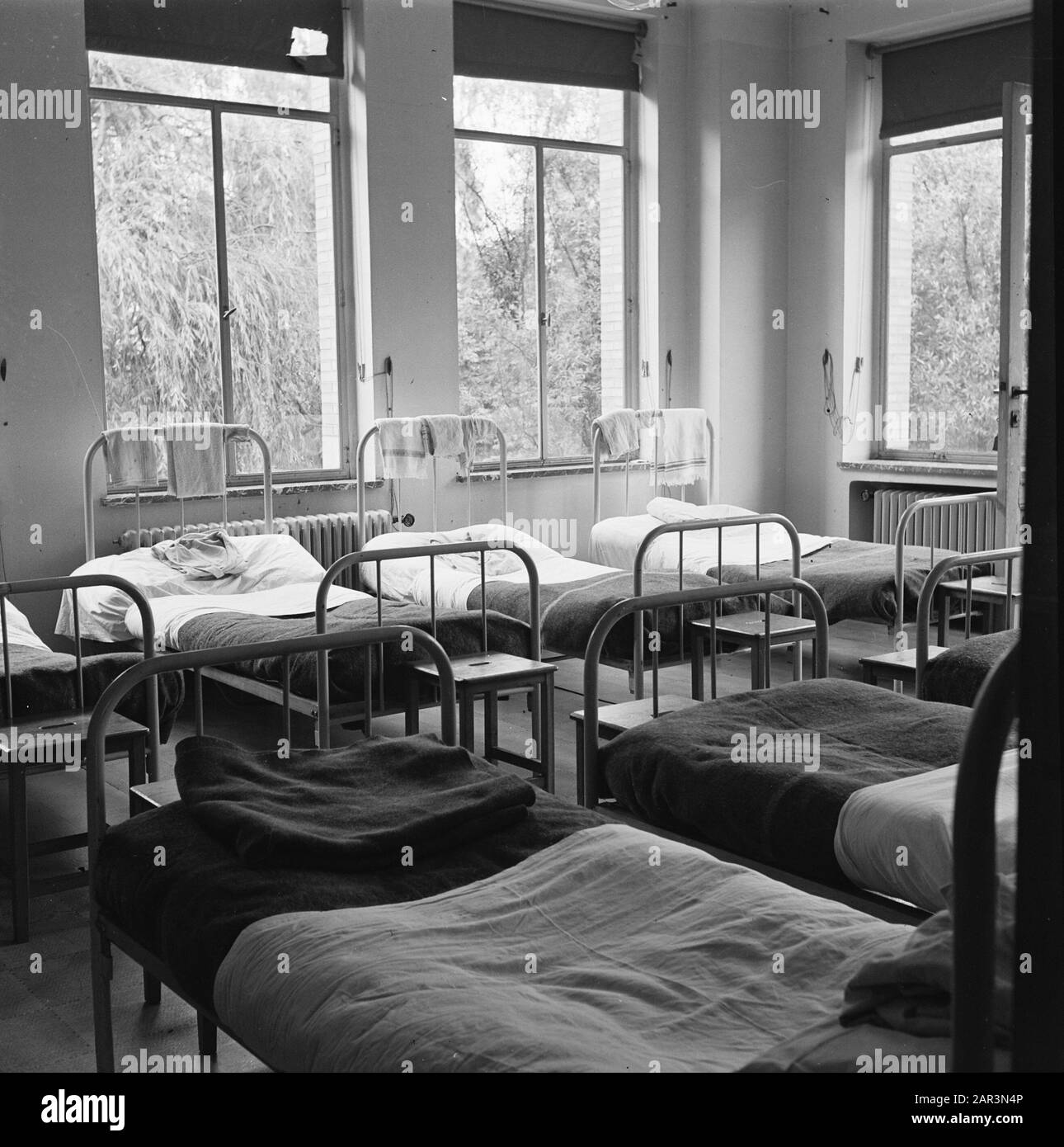 Rimpatrio: Bruxelles Con la collaborazione del Servizio Di Rimpatrio belga, Il Rimpatrio olandese dai campi di concentramento tedeschi ha potuto costituire una casa di riposo situata nella bellissima zona di Laeken, nei pressi di Bruxelles. Giovedì 14 giugno 1945 l'ambasciatore olandese in Belgio ha aperto la casa di riposo. Era presente anche il ministro belga Del Rimpatrio, Paul van Zeeland. Dormitorio Data: 14 giugno 1945 luogo: Belgio, Laeken Parole Chiave: Siti di riparazione, sanatori, seconda guerra mondiale Foto Stock