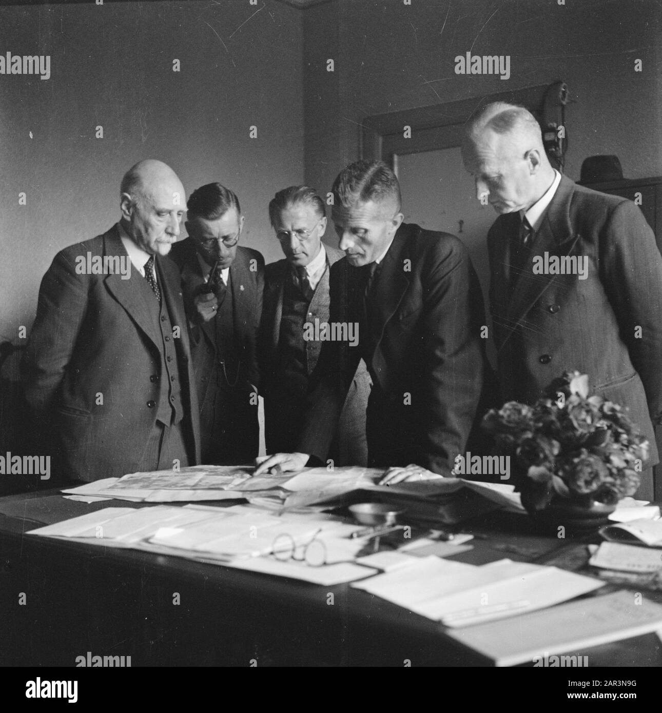 Recupero: Arnhem una società di cinque uomini in piedi su una mappa Data: 1945 luogo: Arnhem, Gelderland Parole Chiave: Recupero, seconda guerra mondiale, ricostruzione Foto Stock