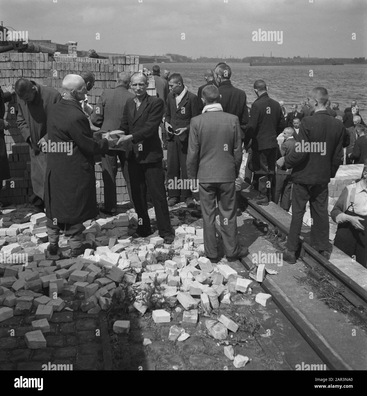 Purificazione: Amsterdam Levantkade [interneringskamp] Reportage dello Interneringskamp sulla Levantkade ad Amsterdam. Ora ci sono circa 4200 prigionieri, c'è spazio per 30.000 persone Data: Giugno 1945 luogo: Amsterdam, Noord-Holland Parole Chiave: Collaboratori, prigionieri, campi di internamento, Seconda guerra mondiale, purificazione Foto Stock