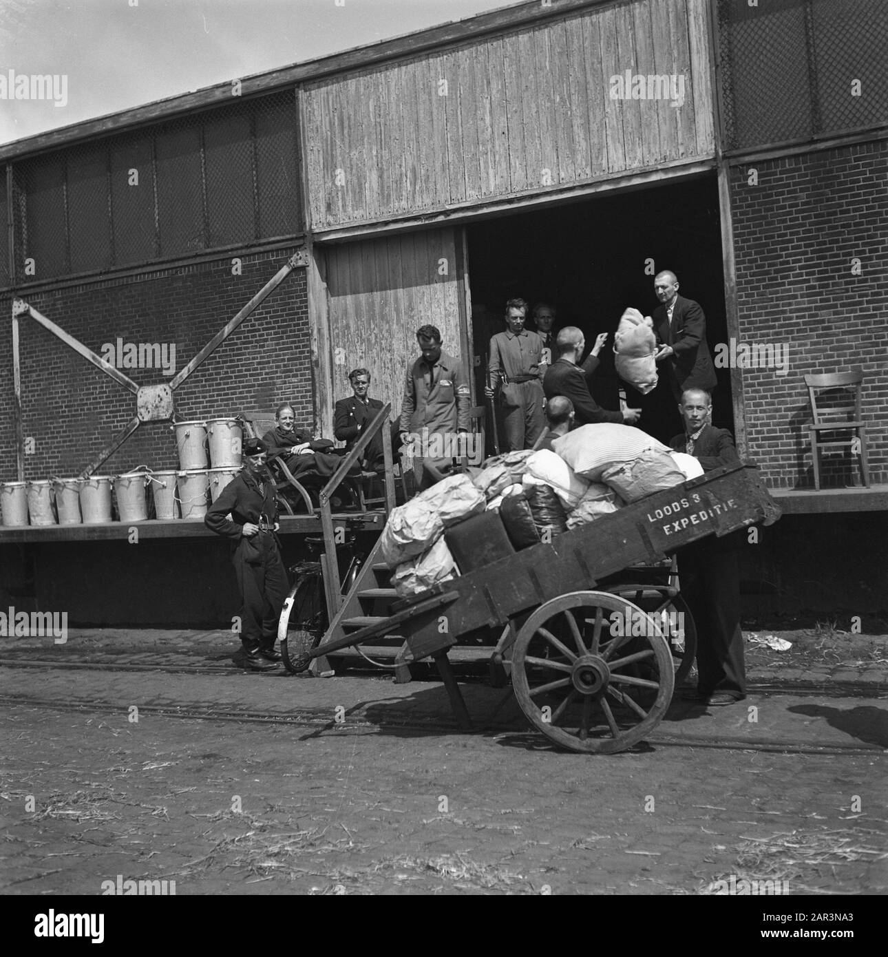 Purificazione: Amsterdam Levantkade [interneringskamp] Reportage dello Interneringskamp sulla Levantkade ad Amsterdam. Ora ci sono circa 4200 prigionieri, c'è spazio per 30.000 persone Data: Giugno 1945 luogo: Amsterdam, Noord-Holland Parole Chiave: Collaboratori, prigionieri, campi di internamento, Seconda guerra mondiale, purificazione Foto Stock