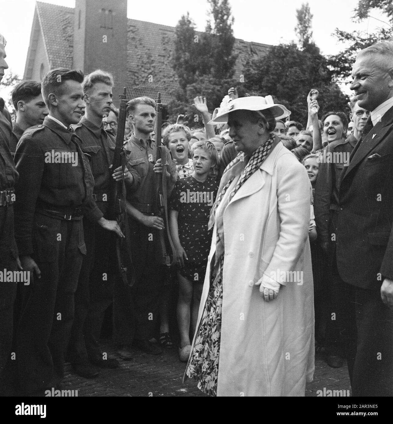Sua Maestà la Regina Wilhelmina visita il Veluwezoom [la Regina Wilhelmina è applaudita, giovani uomini uniformati in piedi con il fucile in attacco] Annotazione: Le tegole della chiesa Lie Loose Data: Giugno 1945 Parole Chiave: Casa reale, seconda guerra mondiale Nome personale: Wilhelmina (regina Olanda) Foto Stock