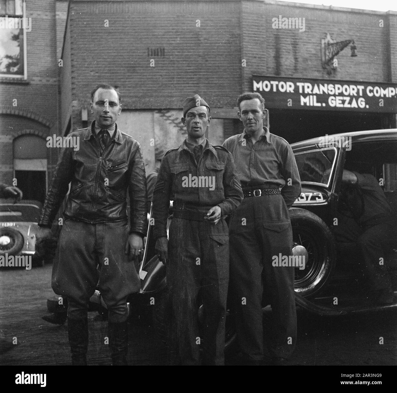 Disordini: Arnhem [membri Delle Forze Armate interne di Arnhem per un garage di una società di trasporto di motori dell'autorità militare] Data: Giugno 1945 luogo: Arnhem Parole Chiave: Automobili, ritratti di gruppo, militare, seconda guerra mondiale Nome personale: Forze Armate domestiche Foto Stock