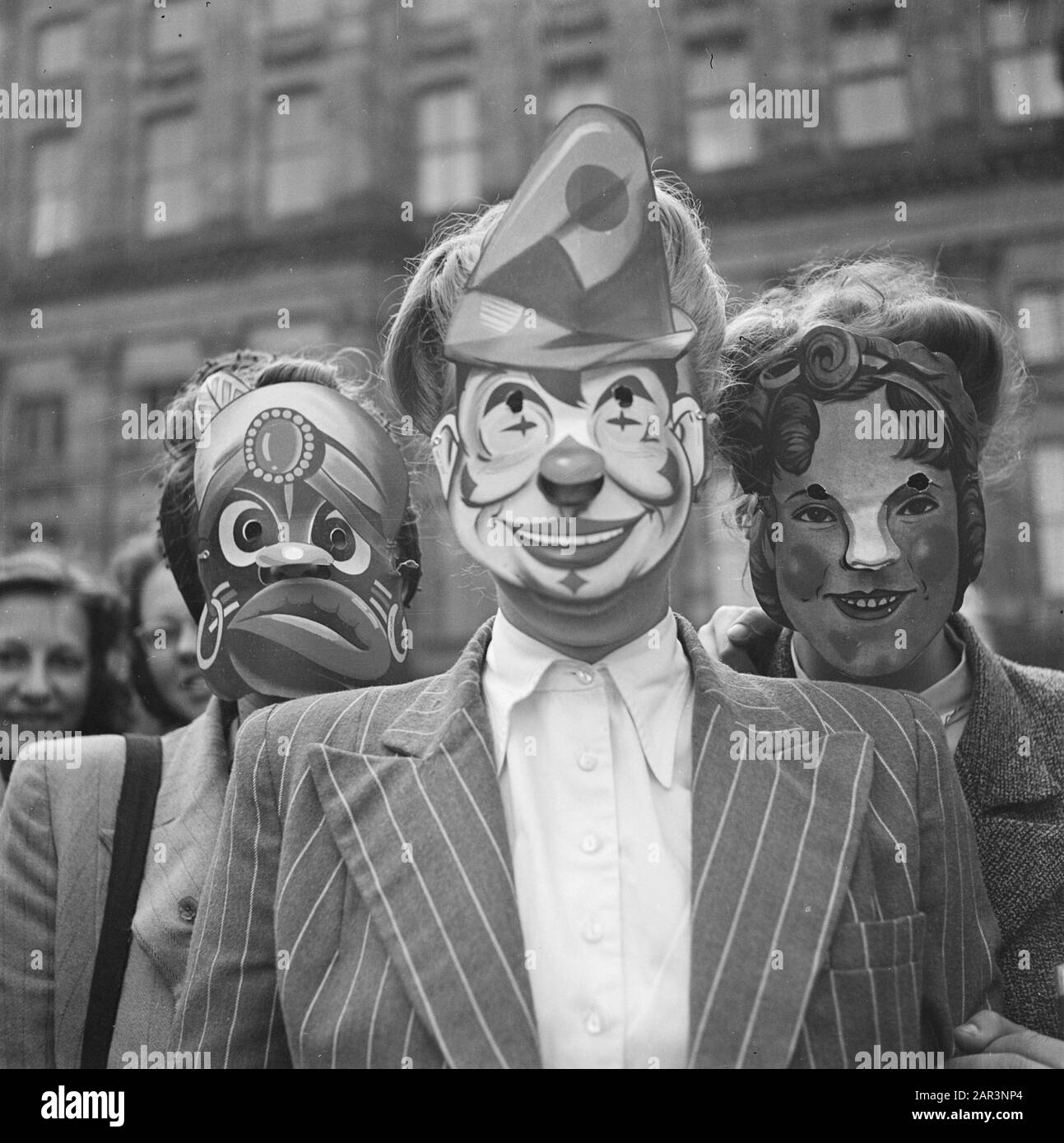 Intrattenimento folcloristico ad Amsterdam. Rep. Dei vari festeggiamenti relativi alla liberazione nella capitale [Donne con maschere su] Data: 28 Giugno 1945 luogo: Amsterdam, Noord-Holland Parole Chiave: Liberation festival, Seconda guerra mondiale Foto Stock