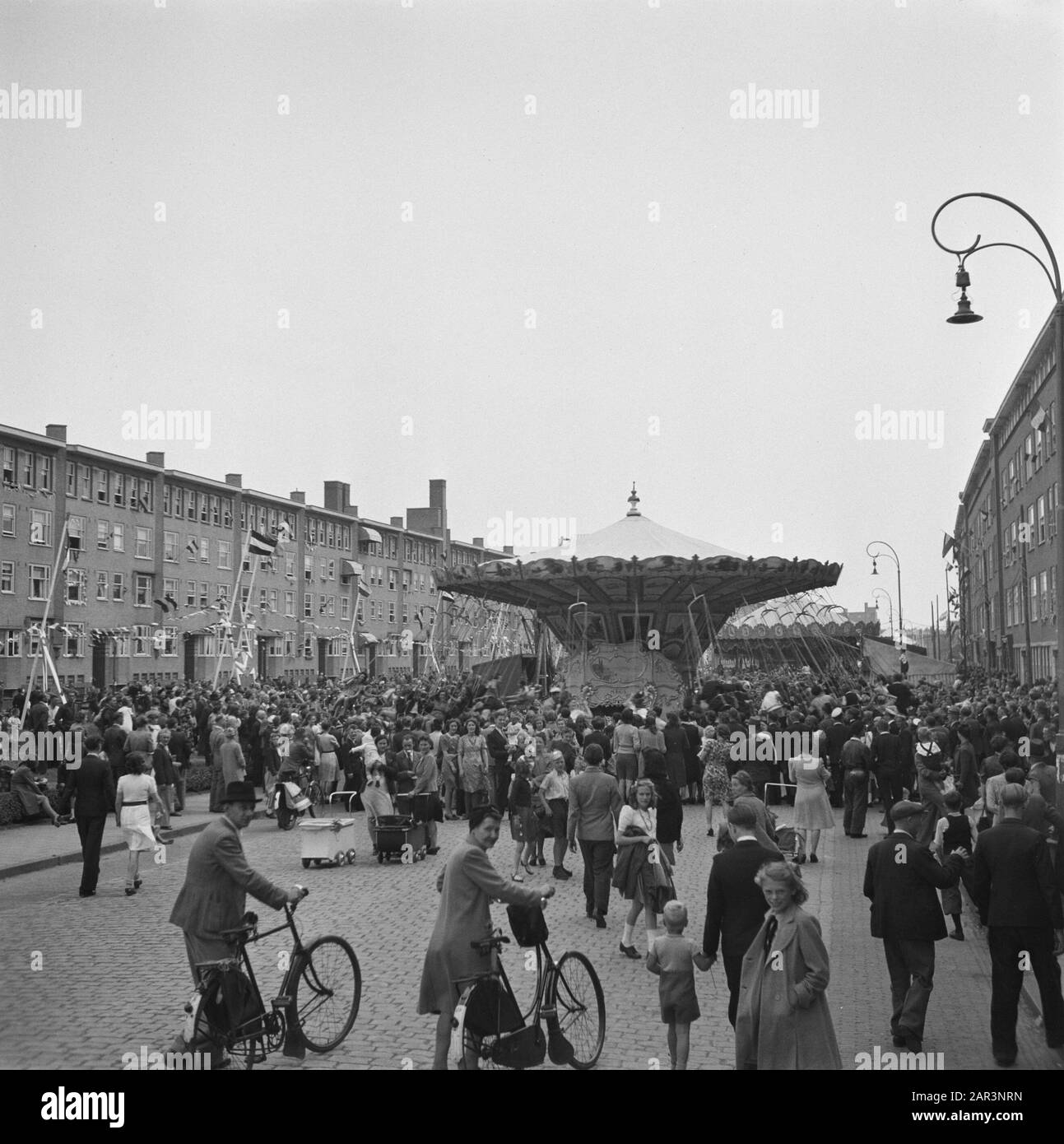 Intrattenimento folcloristico ad Amsterdam. I vari festeggiamenti legati alla liberazione nella capitale [Carousel in the Willem de Zwijgerlaan, Bos en Lommer] Data: 28 giugno 1945 luogo: Amsterdam, Noord-Holland Parole Chiave: Liberation festival, Seconda guerra mondiale Foto Stock