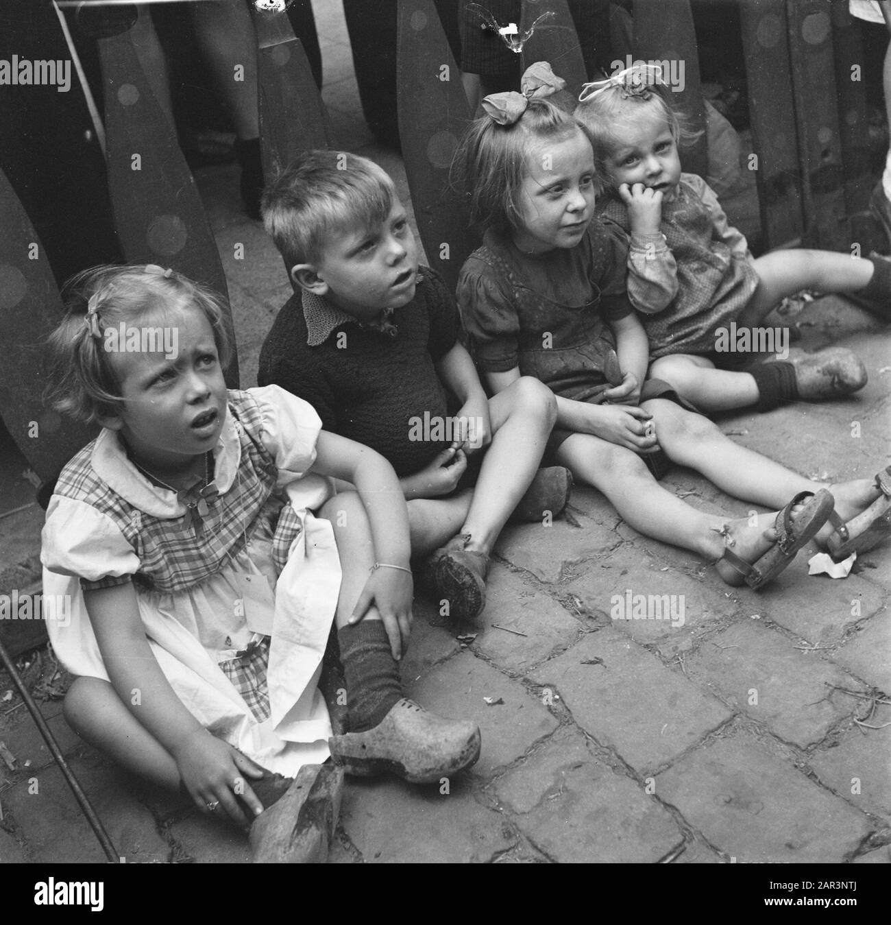 Intrattenimento folcloristico ad Amsterdam. Rep. Dei vari festeggiamenti relativi alla liberazione nella capitale [Bambini] Data: 28 giugno 1945 luogo: Amsterdam, Noord-Holland Parole Chiave: Festa della liberazione, Seconda guerra mondiale Foto Stock