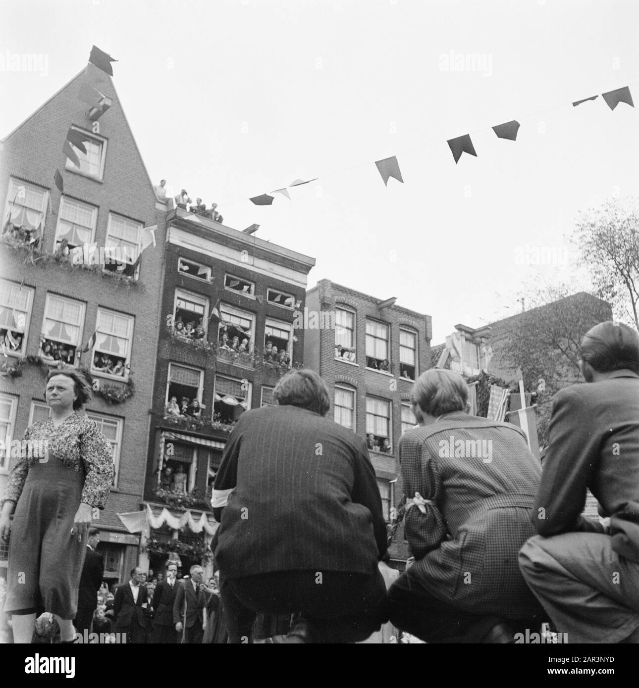 Intrattenimento folcloristico ad Amsterdam. Rep. Dei vari festeggiamenti relativi alla liberazione nella capitale Vista del canale case piene di spettatori Data: 28 giugno 1945 luogo: Amsterdam, Noord-Holland Parole Chiave: Liberation festival, Seconda guerra mondiale Foto Stock