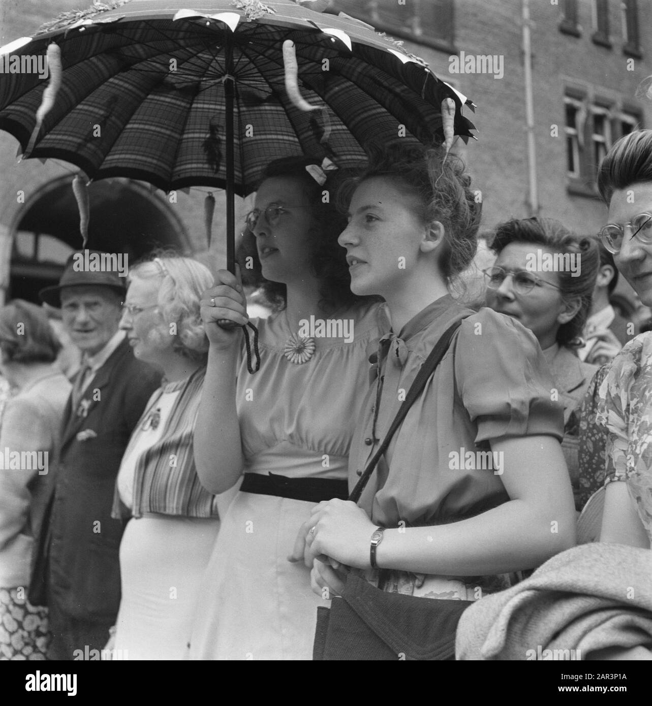 Intrattenimento folcloristico ad Amsterdam. Rep. Dei vari festeggiamenti relativi alla liberazione nella capitale [Due ragazze con ombrello decorato] Data: 1945 luogo: Amsterdam, Noord-Holland Parole Chiave: Liberation festival, Seconda guerra mondiale Foto Stock