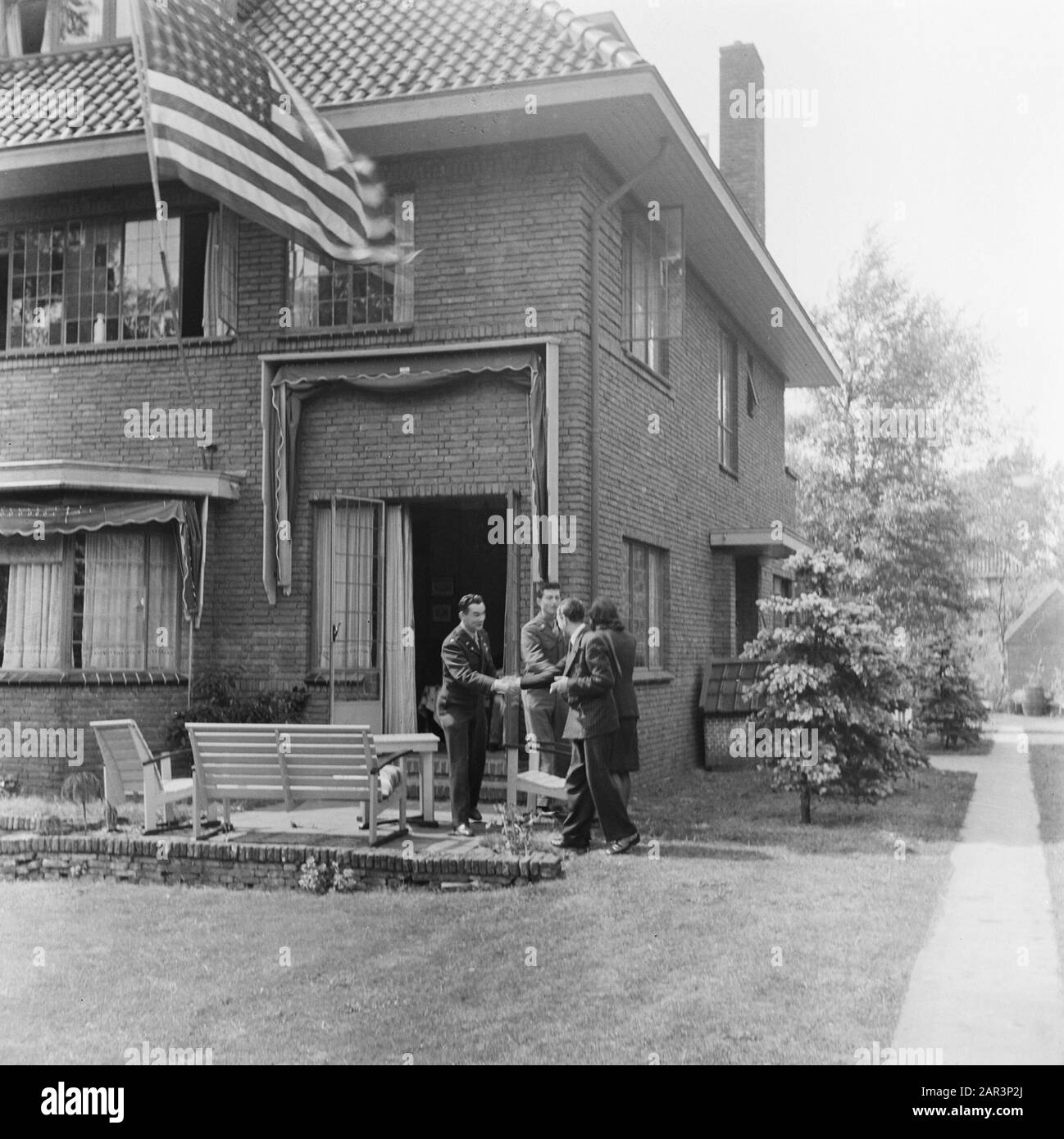 Aviazione: Piloti americani nei Paesi Bassi una deputazione di piloti americani è arrivata nei Paesi Bassi per indagare chi li ha aiutati a trovare rifugio durante l'occupazione. Uno dei principali ufficiali americani salutò per la sua sede un vecchio amico dal nascondere il tempo nei Paesi Bassi Data: 11 luglio 1945 Parole Chiave: Piloti, seconda guerra mondiale, resistenza Foto Stock