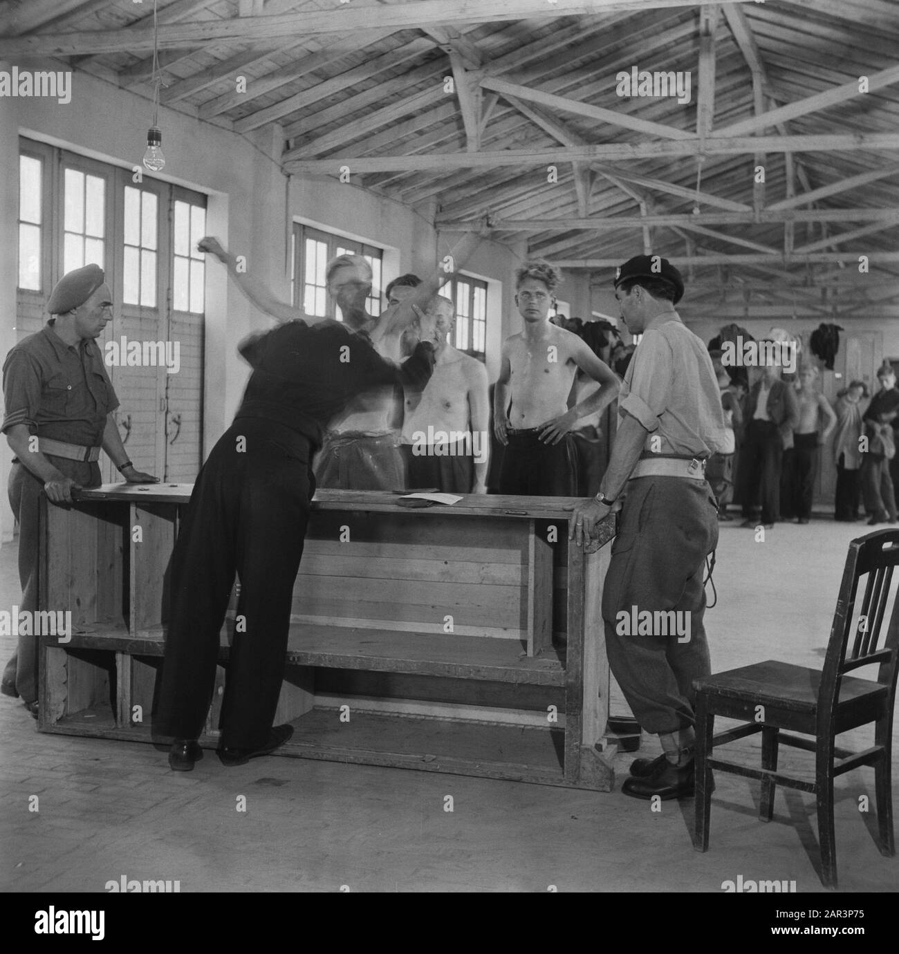 Rimpatrio Camp Rheine (Germania) [i Renatriants sono esaminati medicalmente da un medico olandese] Data: 1945 luogo: Germania, Rheine Parole Chiave: Rimpatrio, seconda guerra mondiale Foto Stock