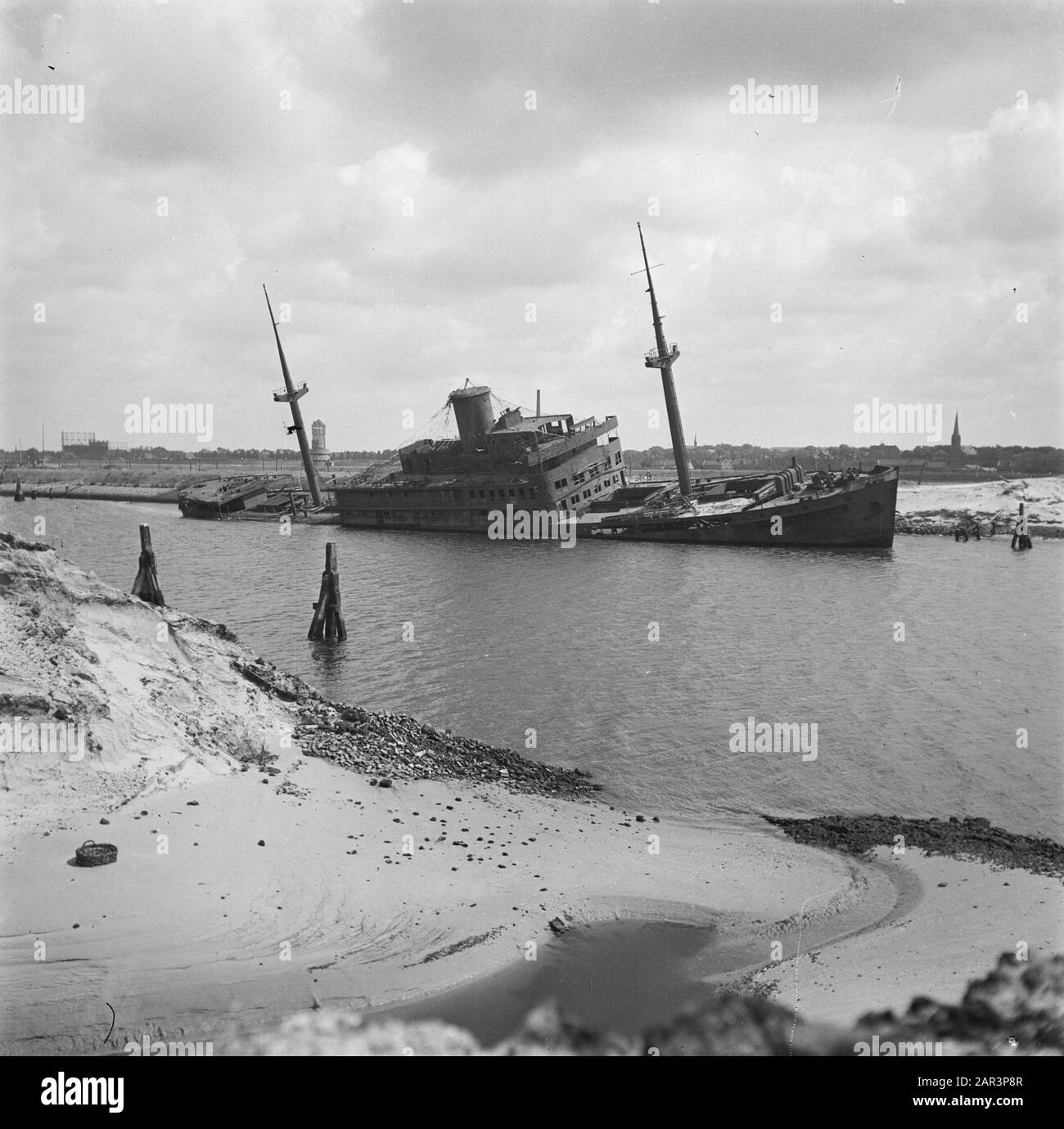 Vernielingen: IJmuiden M.S. Van Riemsdijk, nave passeggeri cargo del Royal Paketvaart Maatschappij di Amsterdam affondò nel porto Data: Luglio 1945 luogo: IJmuiden Parole Chiave: Navi, seconda guerra mondiale, distruzione Foto Stock