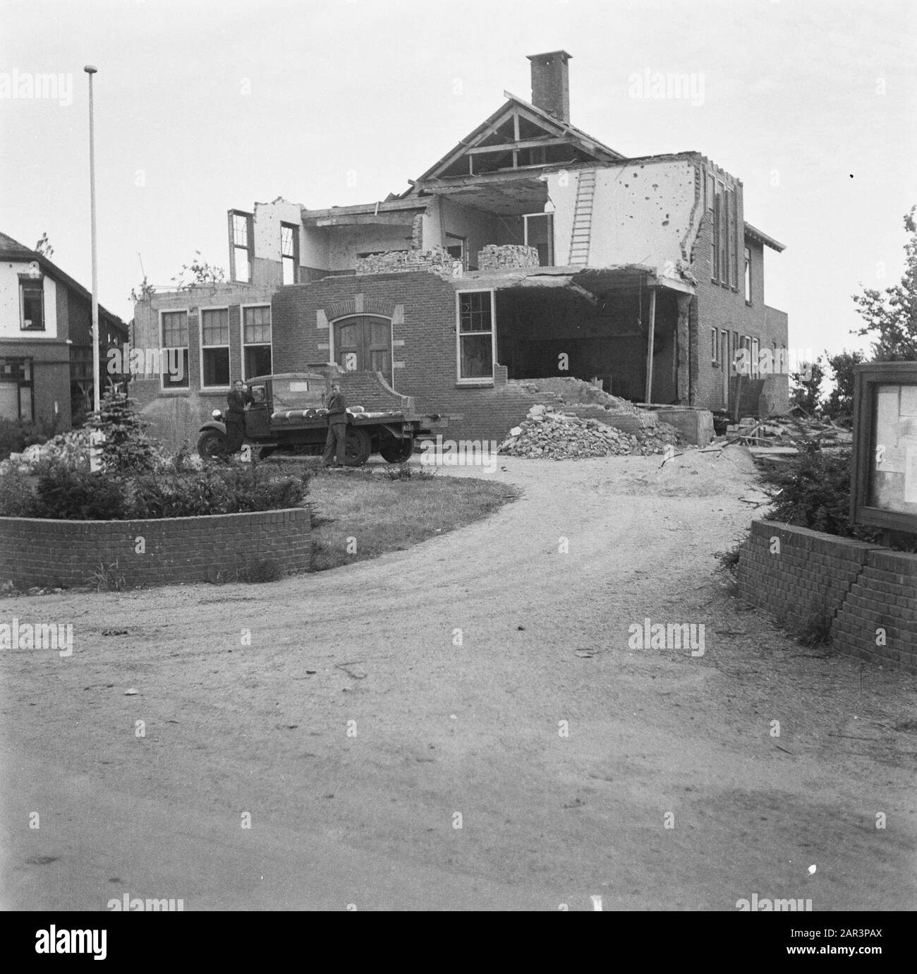 Distruzione: Groningen [edificio Distrutto, sul viale di accesso un camion con materiale di copertura?] Data: 1945 luogo: Groningen (provincia) Parole Chiave: Vernielingen, seconda guerra mondiale Foto Stock