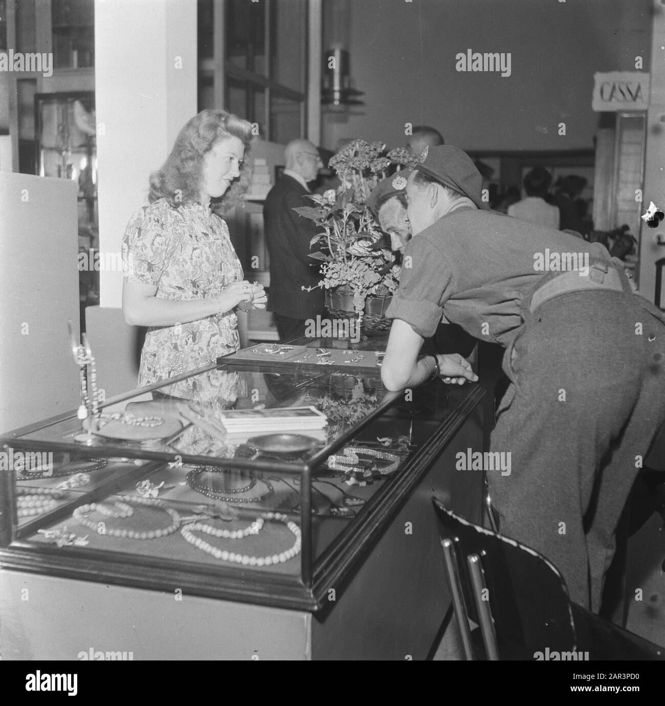 Grandi Magazzini. Venditore con due soldati Data: 1945 Parole Chiave: Seconda guerra mondiale, negozi Foto Stock