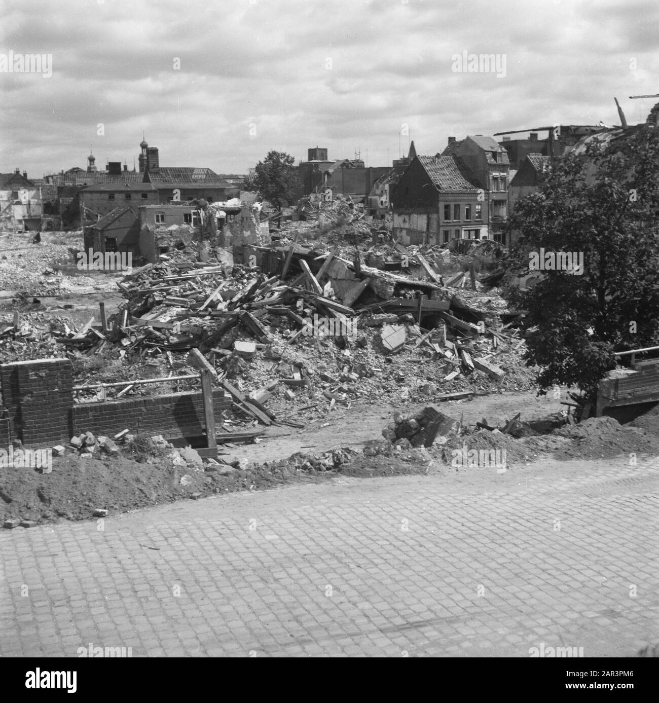 Devastazioni: Venlo Devastazioni Venlo. Posizione panoramica foto scattata da Brugg in direzione di Grote Beekstraat Data: 1945 luogo: Limburg, Venlo Parole Chiave: Seconda guerra mondiale, distruzione Foto Stock