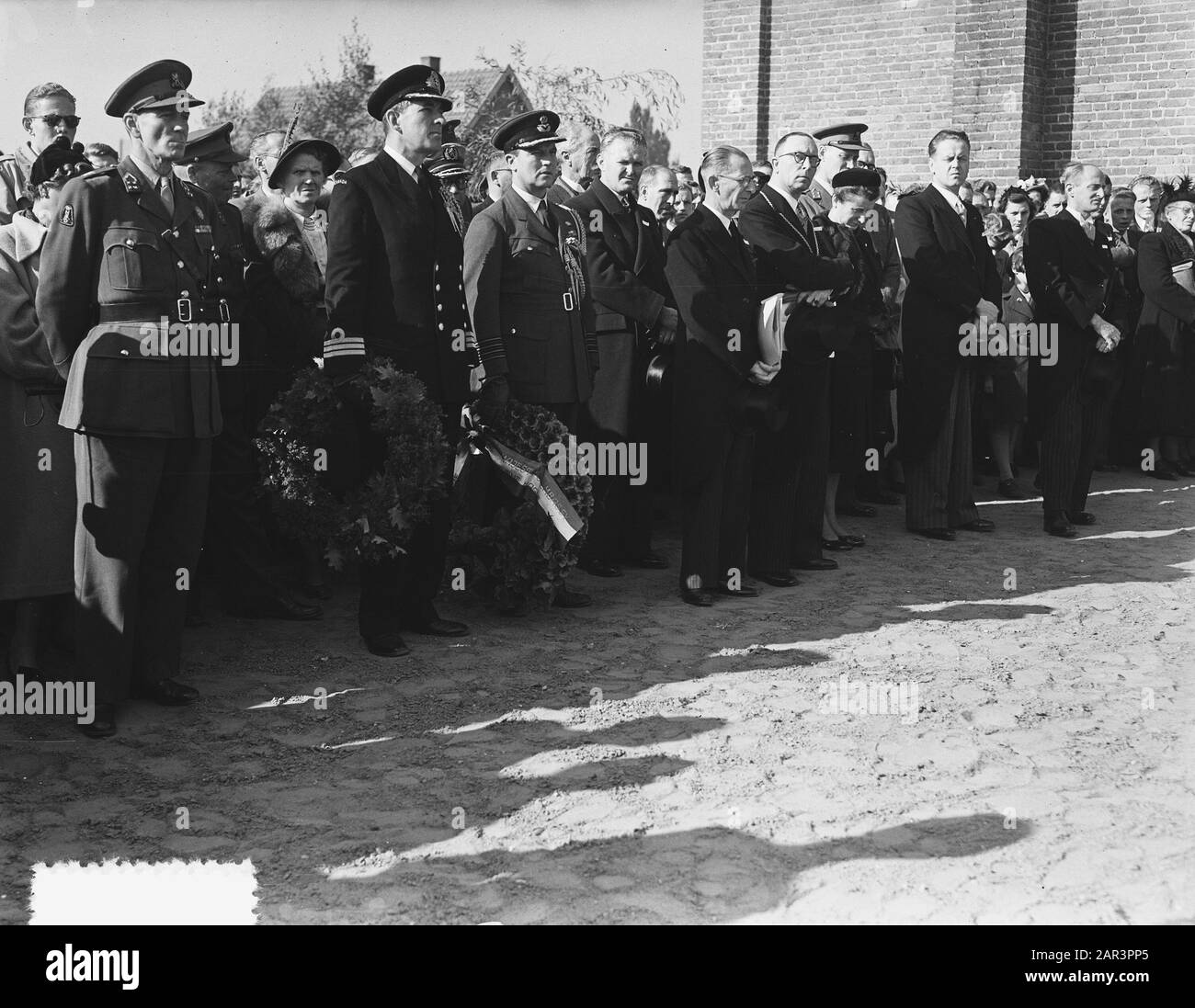 Commemorazione dei soldati uccisi a Leeuwen Inferiore Data: 15 ottobre 1951 luogo: Beneden-Leeuwen, Gelderland Parole Chiave: Commemorazioni, truppe d'urto Foto Stock