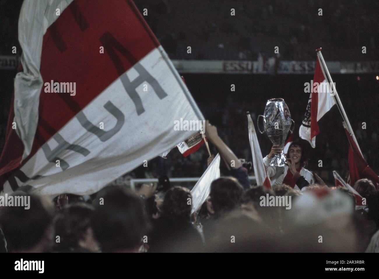 Finale Coppa europea i allo stadio Feijenoord: AJAX vs Inter Milan 2-0; Ajax bandiere e giocatori con la Coppa Data: 31 Maggio 1972 Località: Rotterdam, Zuid-Holland Parole Chiave: Sport, calcio Nome personale: Cup Nome istituzione: Feyenoord, Inter Milan Foto Stock