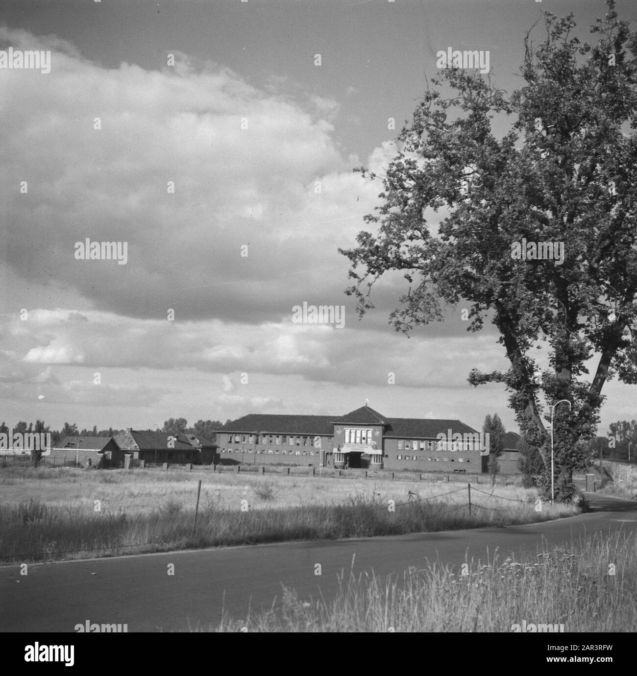 Vernielingen: Roermond Ernst Casimir barracks te Roermond Annotation: Anno 2016 a .z.g. outletcenter Date: 1945 Keywords: Buildings, World War II Foto Stock
