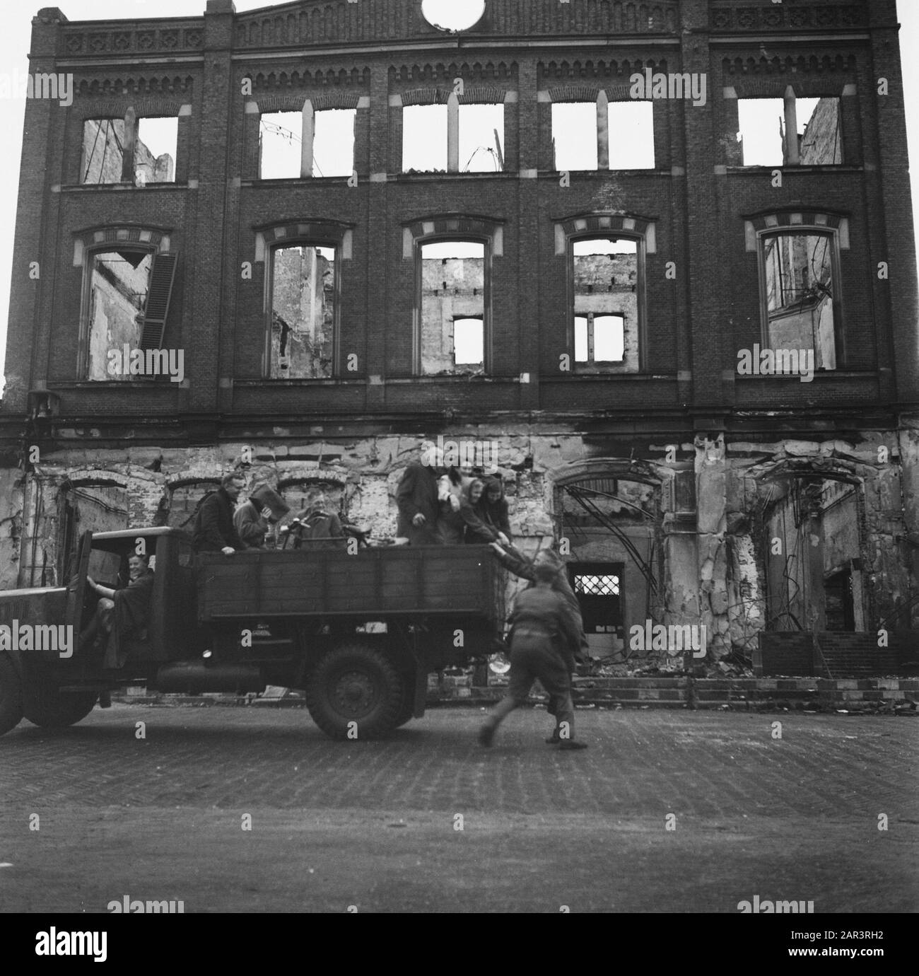 Recupero: Arnhem [Evacuées on an Army Truck] Data: Agosto 1945 luogo: Arnhem, Gelderland Parole Chiave: Devastazione, ricostruzione Foto Stock