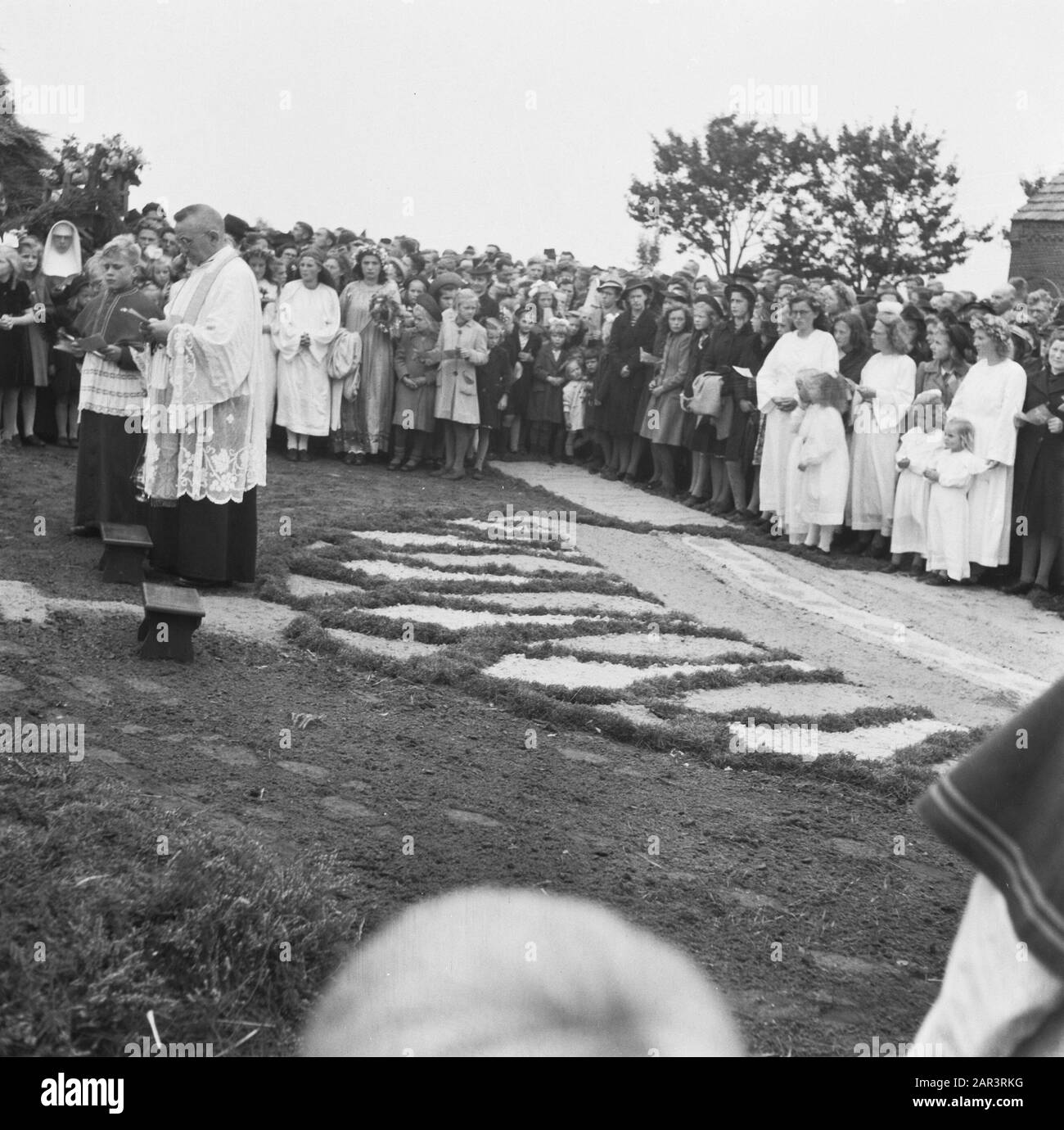 Serie sulle famiglie del Limburgo Smedts e Poels di Horst che hanno aiutato a nascondere circa 300 piloti alleati (sparati sopra i Paesi Bassi) nella fattoria De Zwarte Plak e oltre confine in Belgio è stato in grado di portare. Presentazione della croce rifondata in America Data: 1945 luogo: America, Horst, Limburgo Parole Chiave: Illegalità, persone che si nascondono, seconda guerra mondiale Foto Stock