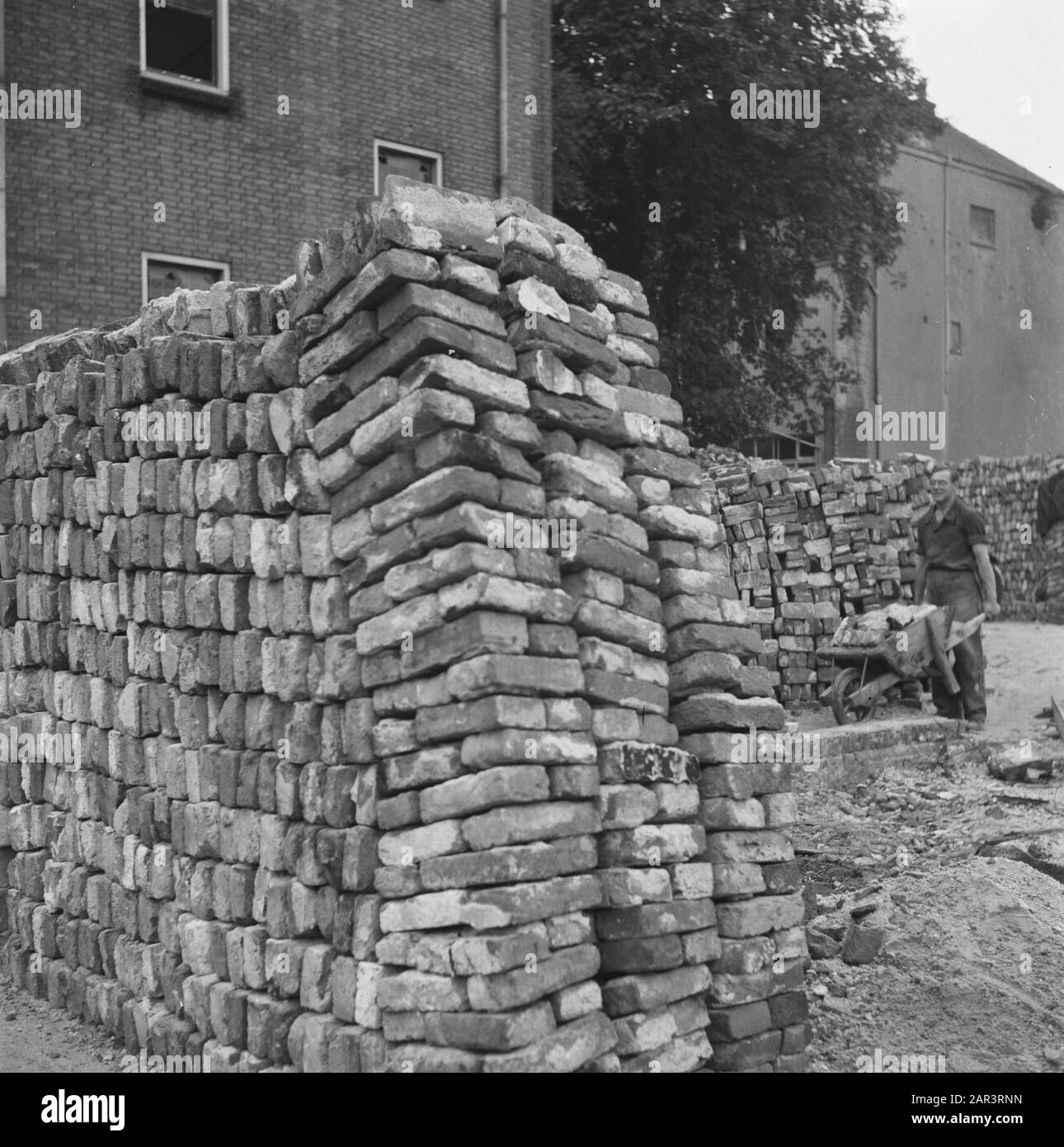 Recupero: Arnhem [le vecchie pietre sono accatastate per essere riutilizzate dopo la finitura] Data: Agosto 1945 luogo: Arnhem, Gelderland Parole Chiave: Recupero, seconda guerra mondiale Foto Stock