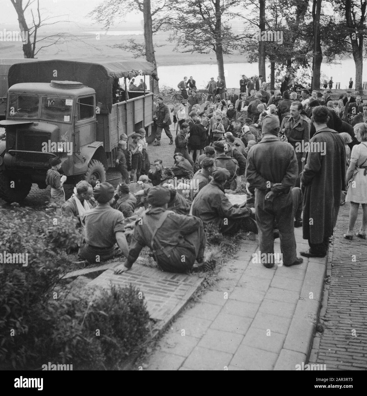 Registrazioni cinematografiche per ¨Loro sono le Glory¨ (Battaglia di Arnhem) figure militari nel film seduto vicino alle rive del Reno. Bambini Watch Annotation: Location: Italy for the Elisabeth Gasthuis Date: 1945 Location: Arnhem, Gelderland Keywords: Film, World War II Institution name: Battle of Arnhem Foto Stock
