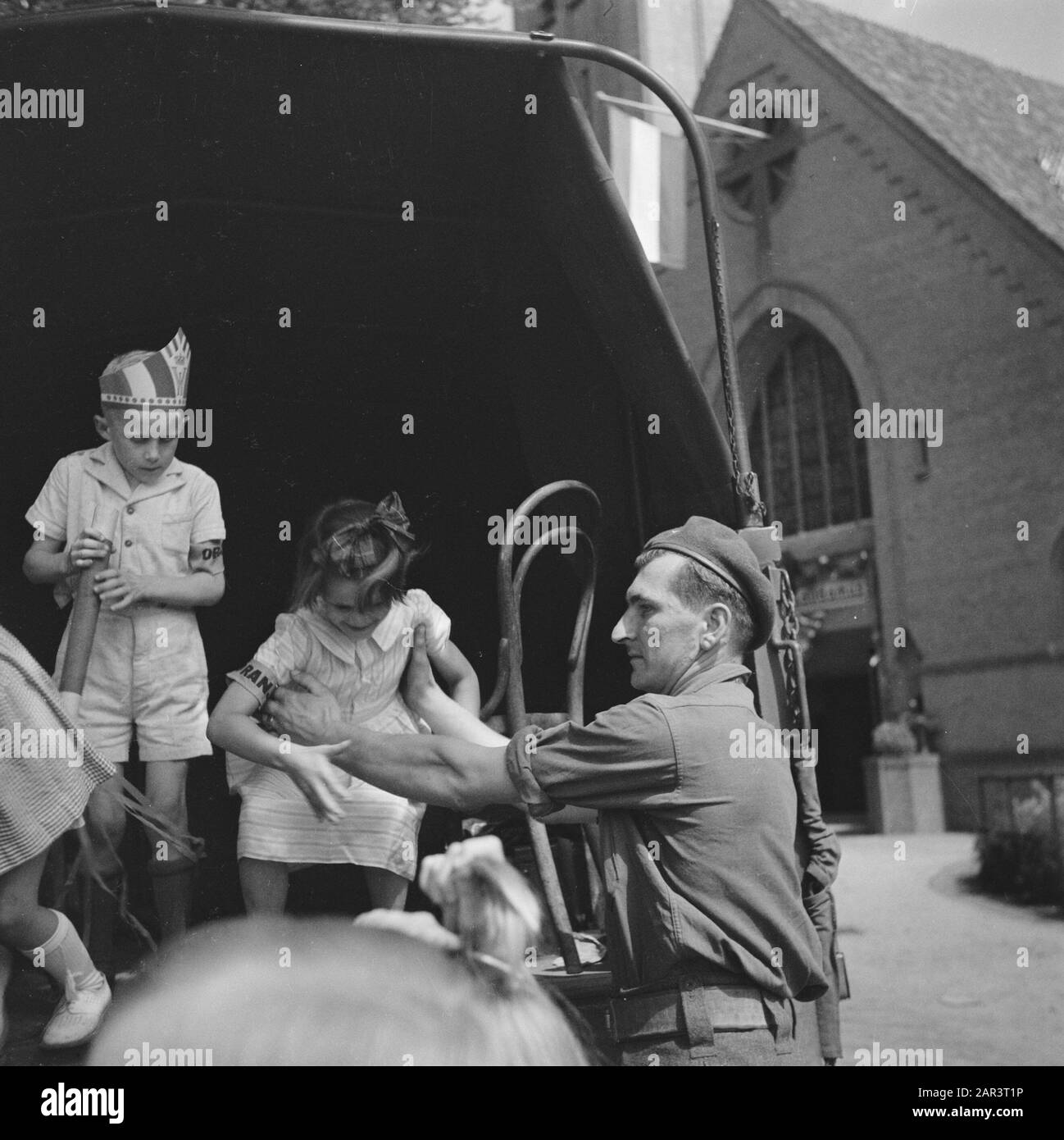 Principessa di compleanno Irene. Reportage del giardino dei bambini festa Palazzo Soestdijk compleanno principessa Irene. Reportage dei bambini giardino partito palazzo soestdijk Data: 4 agosto 1945 Parole Chiave: Casa reale, seconda guerra mondiale Nome istituzione: Paleis Soestdijk Foto Stock