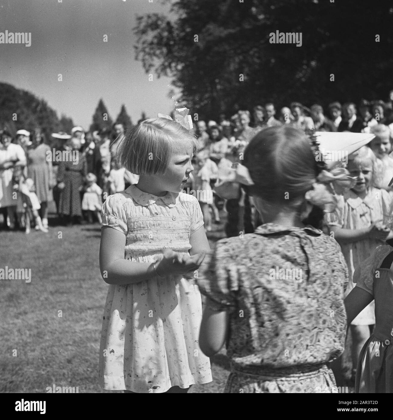 Principessa di compleanno Irene. Reportage del giardino dei bambini festa Palazzo Soestdijk compleanno principessa Irene. Reportage dei bambini giardino partito palazzo soestdijk Data: 4 agosto 1945 Parole Chiave: Casa reale, seconda guerra mondiale Nome istituzione: Paleis Soestdijk Foto Stock