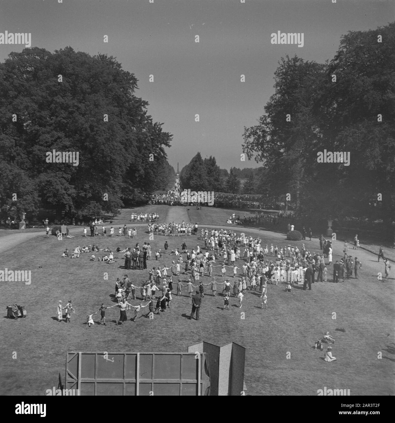 Principessa di compleanno Irene. Reportage del giardino dei bambini festa Palazzo Soestdijk compleanno principessa Irene. Reportage dei bambini giardino partito palazzo soestdijk Data: 4 agosto 1945 Parole Chiave: Casa reale, seconda guerra mondiale Nome istituzione: Paleis Soestdijk Foto Stock
