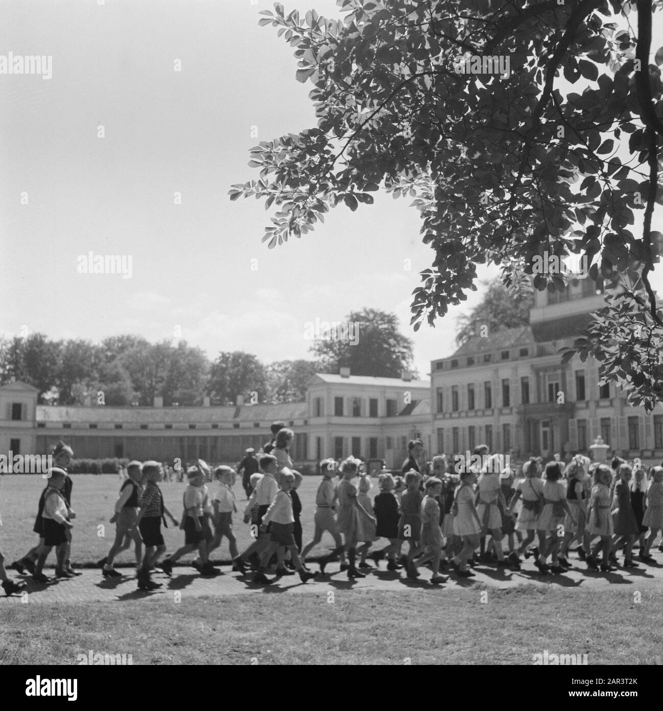 Principessa di compleanno Irene. Reportage del giardino dei bambini festa Palazzo Soestdijk compleanno principessa Irene. Reportage dei bambini giardino partito palazzo soestdijk Data: 4 agosto 1945 Parole Chiave: Casa reale, seconda guerra mondiale Nome istituzione: Paleis Soestdijk Foto Stock