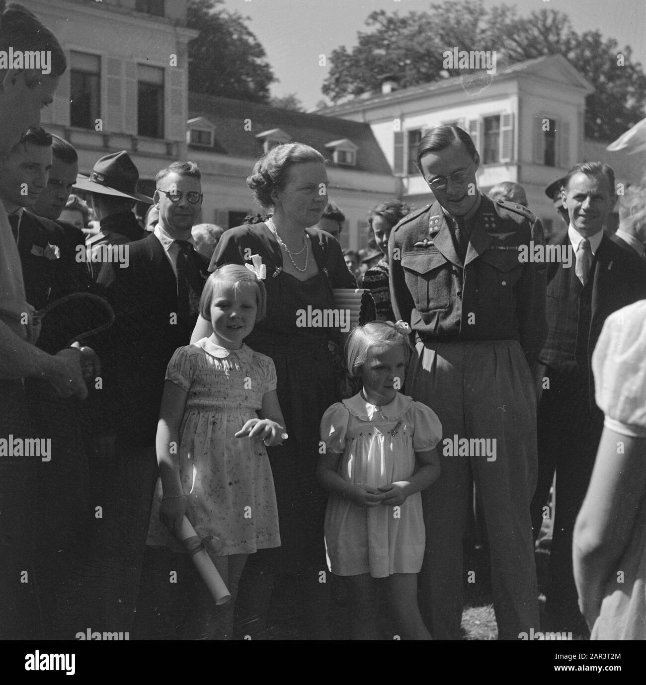 Principessa di compleanno Irene. Reportage del giardino dei bambini festa Palazzo Soestdijk compleanno principessa Irene. Reportage dei bambini giardino partito palazzo soestdijk Data: 4 agosto 1945 Parole Chiave: Casa reale, seconda guerra mondiale Nome istituzione: Paleis Soestdijk Foto Stock